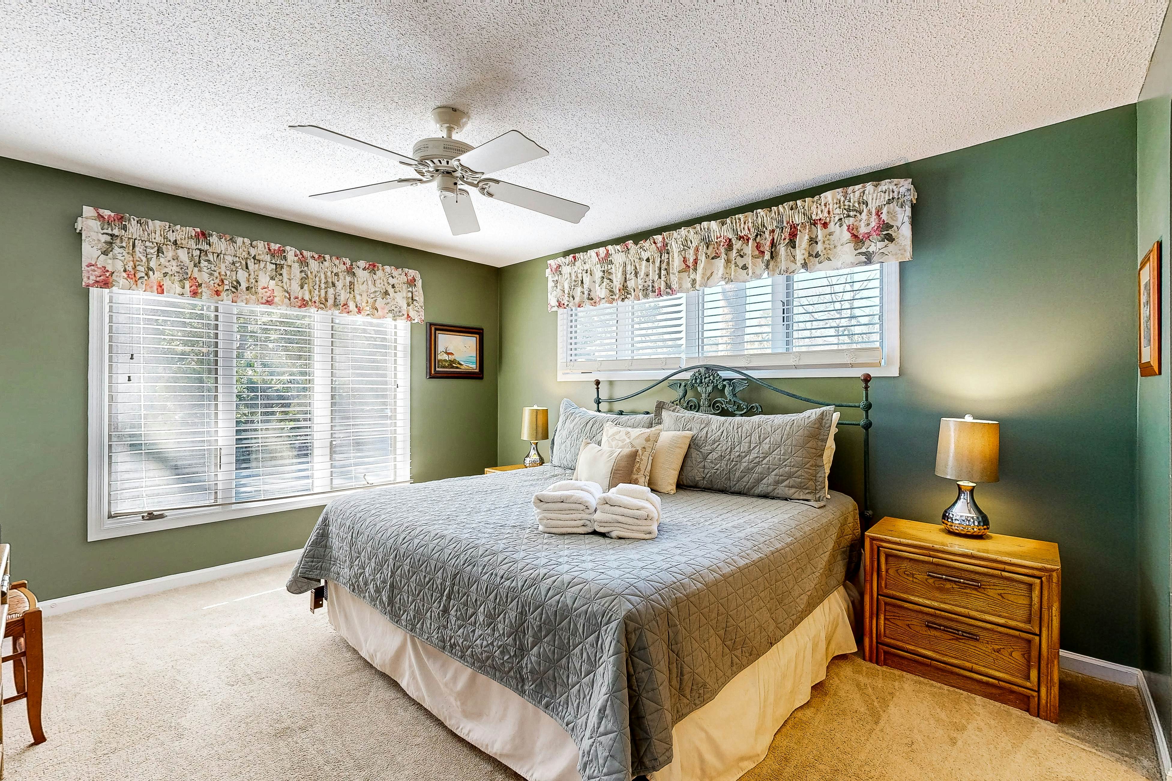 Waterfront Family Retreat with Pond Views - Close to Tennis and Golf - Dogs Welcome