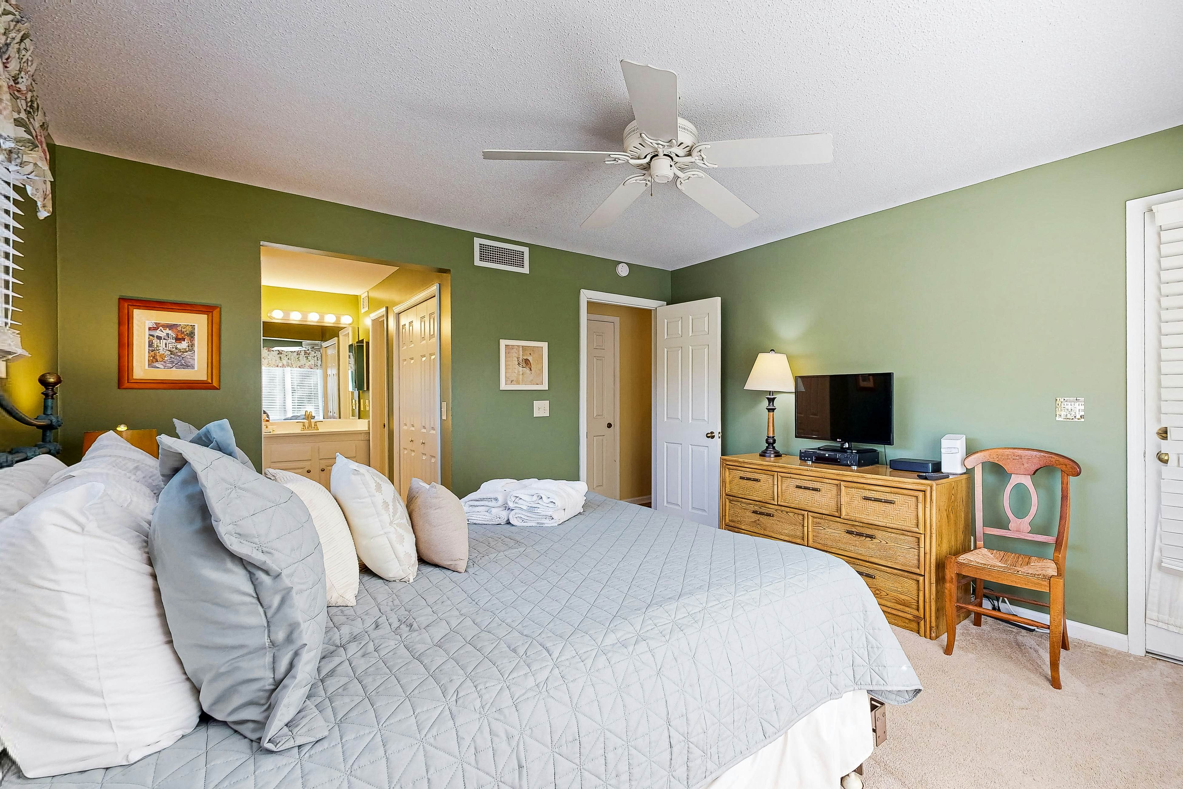 Waterfront Family Retreat with Pond Views - Close to Tennis and Golf - Dogs Welcome