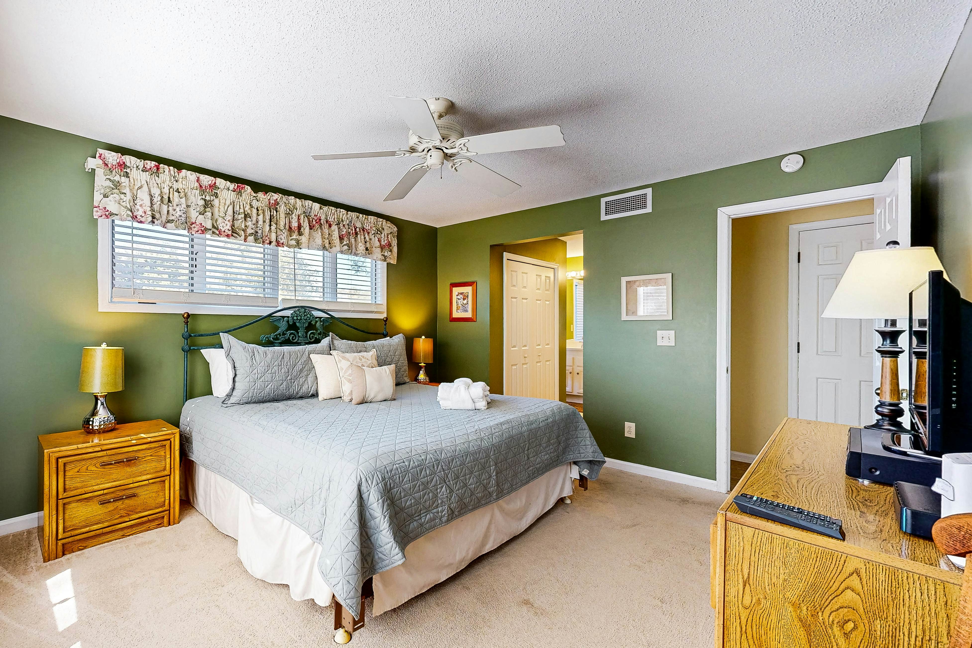 Waterfront Family Retreat with Pond Views - Close to Tennis and Golf - Dogs Welcome