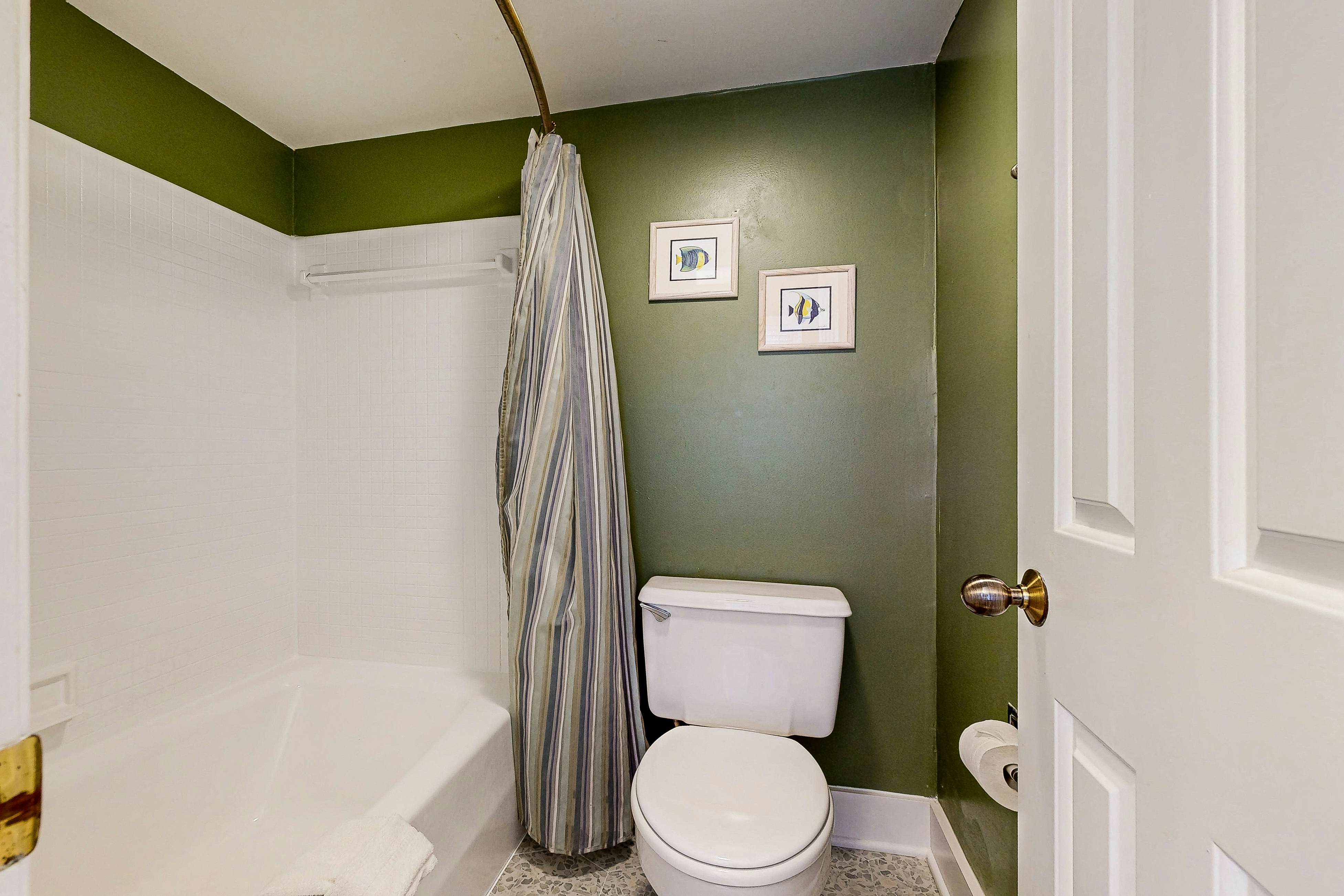 Waterfront Family Retreat with Pond Views - Close to Tennis and Golf - Dogs Welcome