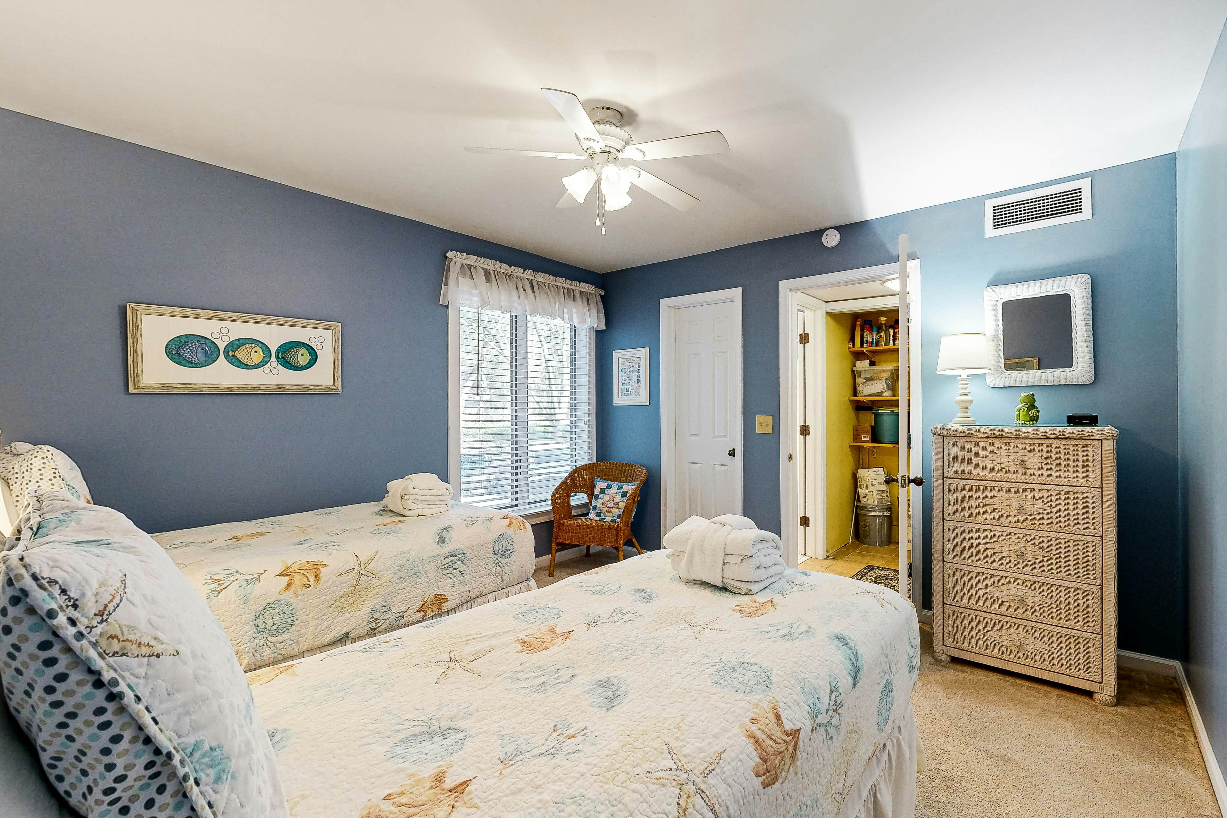 Waterfront Family Retreat with Pond Views - Close to Tennis and Golf - Dogs Welcome