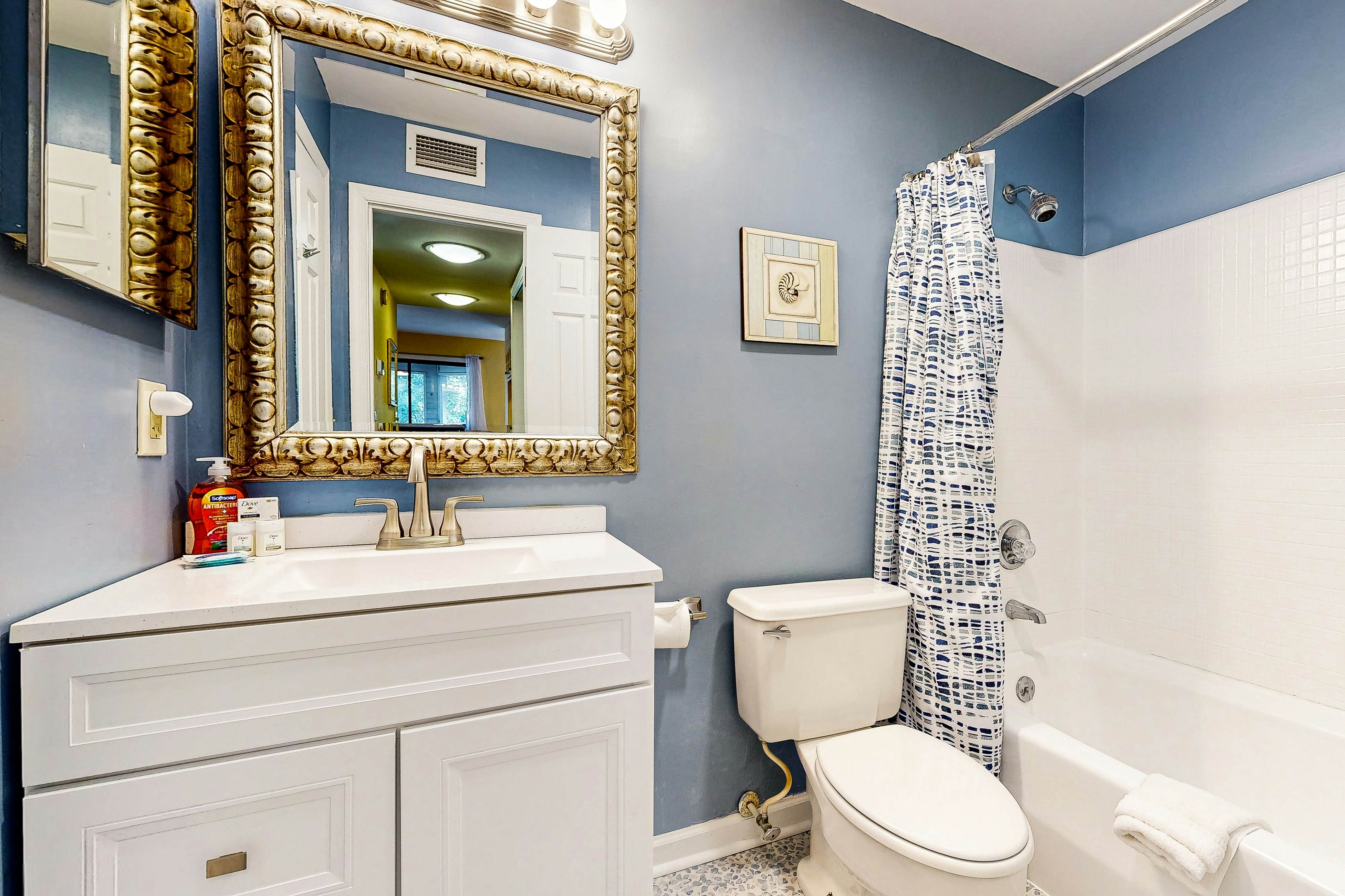 Waterfront Family Retreat with Pond Views - Close to Tennis and Golf - Dogs Welcome