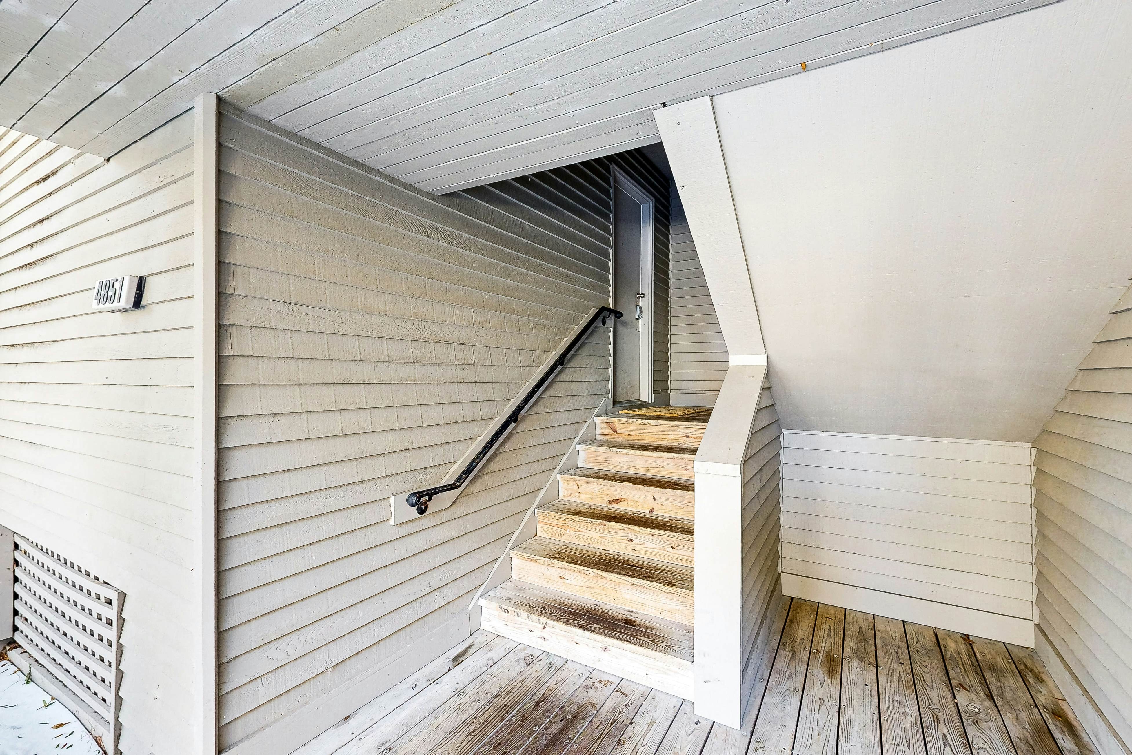 Waterfront Family Retreat with Pond Views - Close to Tennis and Golf - Dogs Welcome