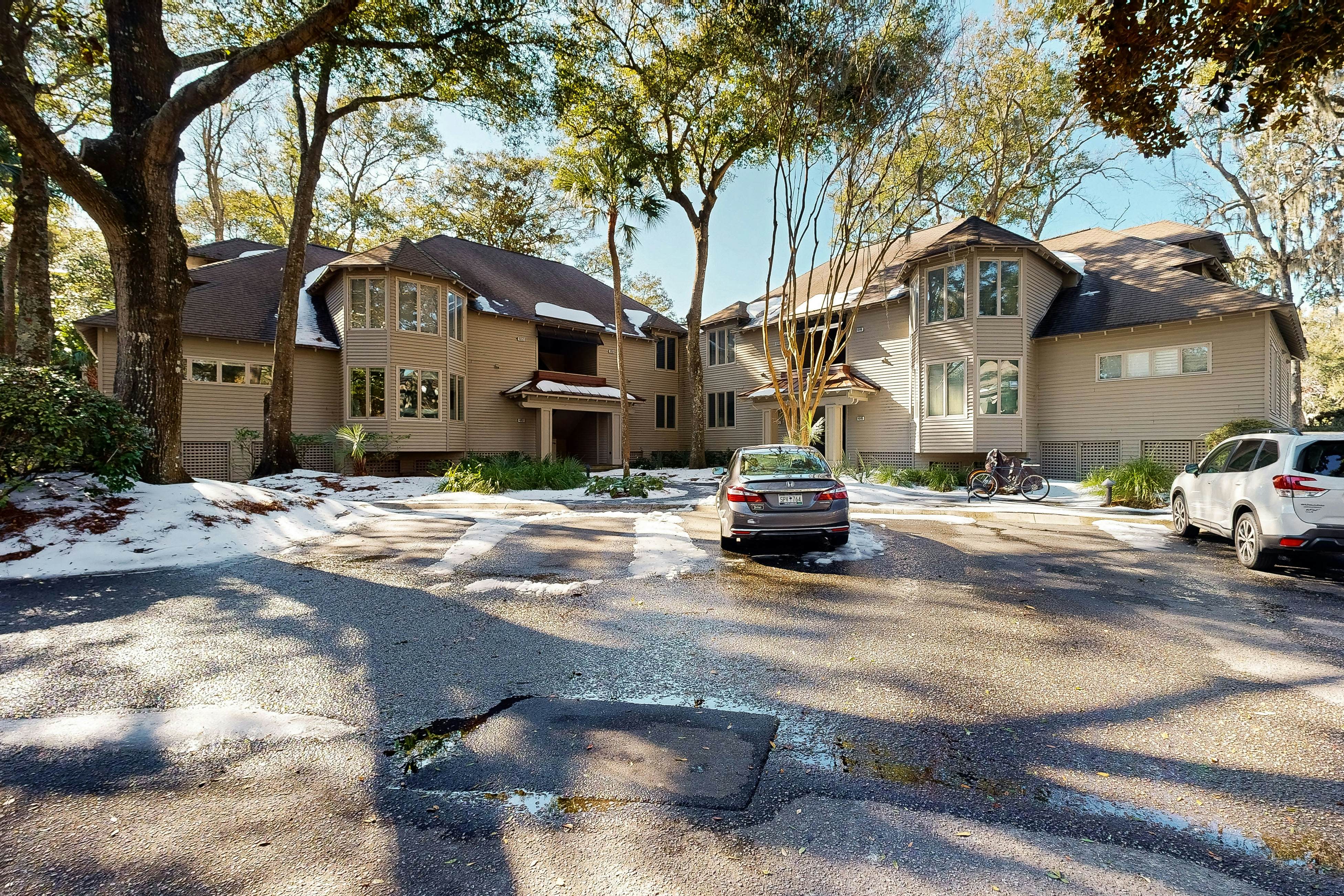 Waterfront Family Retreat with Pond Views - Close to Tennis and Golf - Dogs Welcome