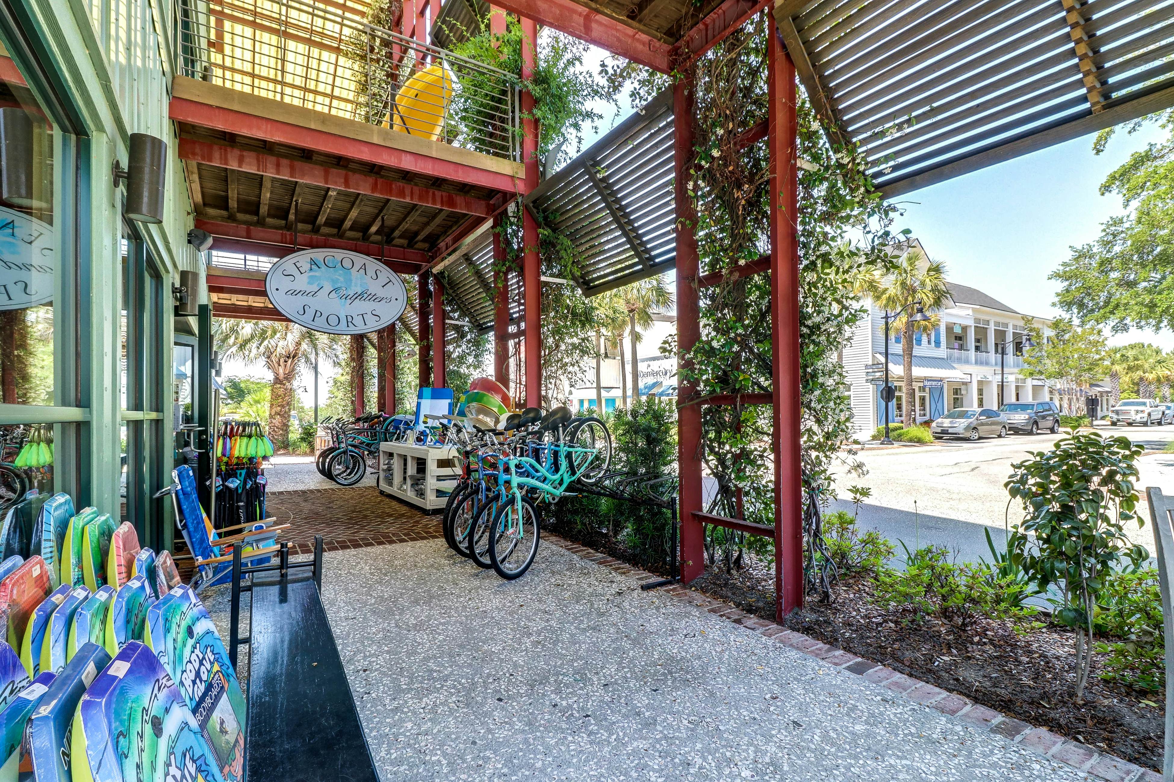 Waterfront Family Retreat with Pond Views - Close to Tennis and Golf - Dogs Welcome