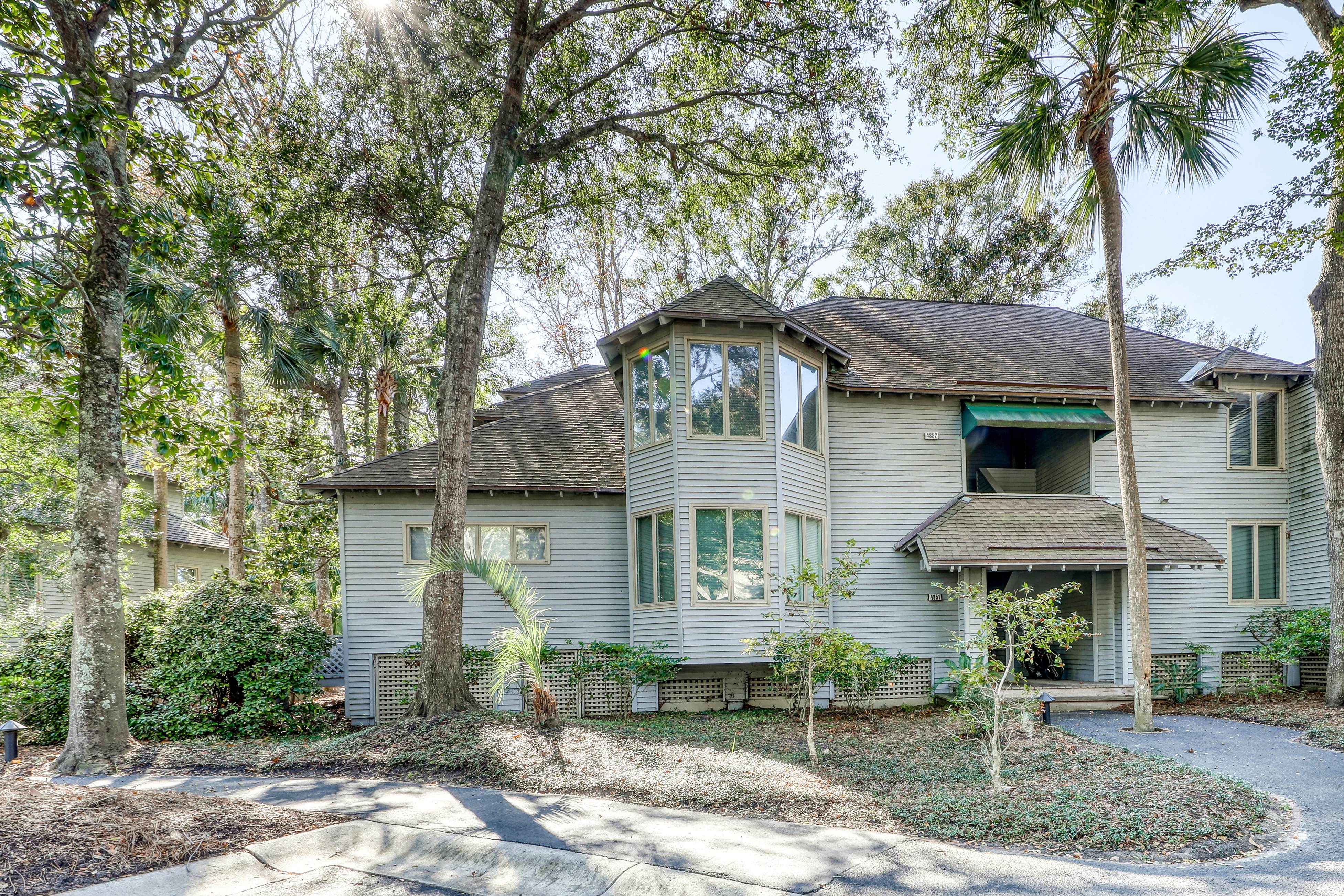 Waterfront Family Retreat with Pond Views - Close to Tennis and Golf - Dogs Welcome