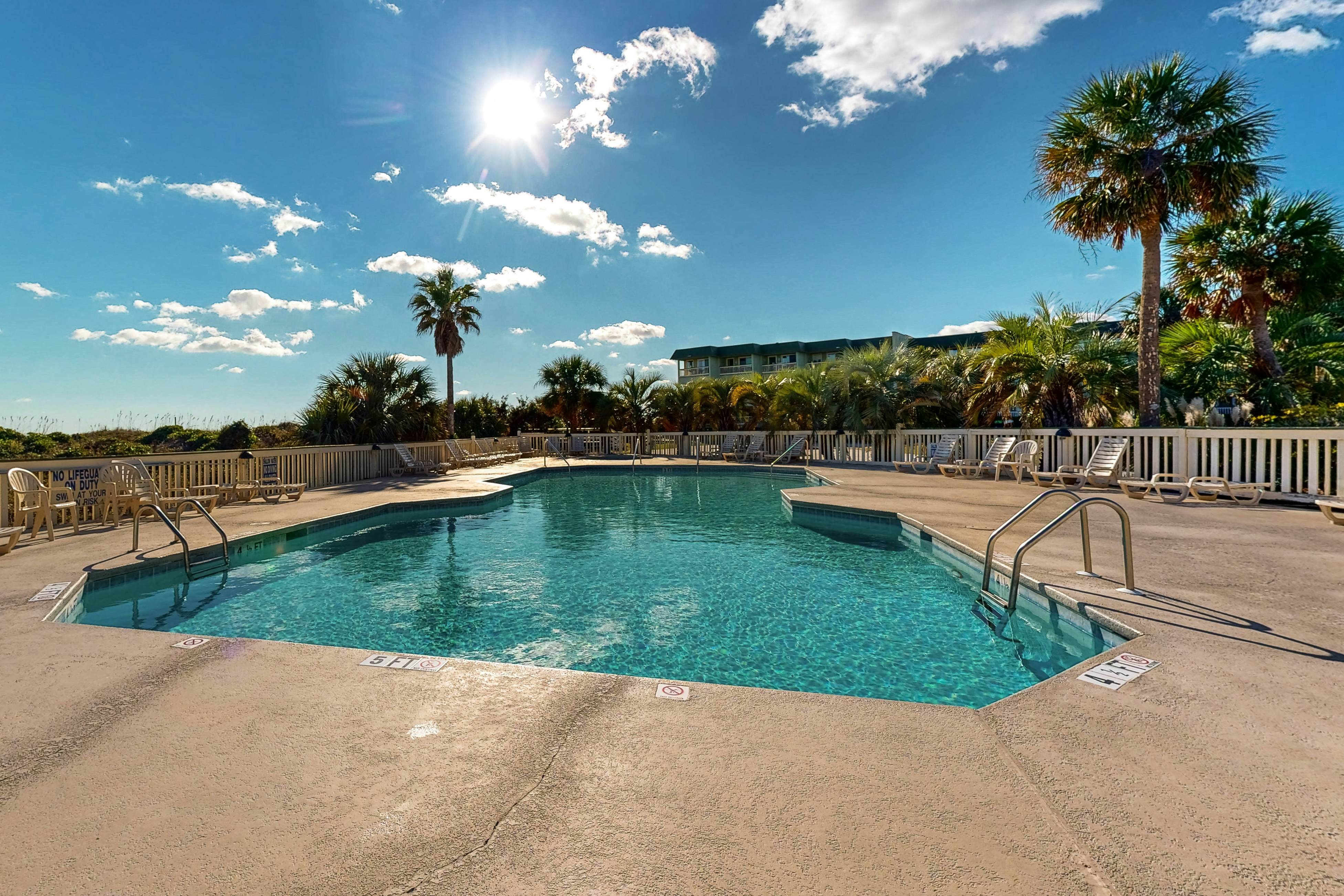 Oceanview Condo- Great view of pier and ocean close to downtown