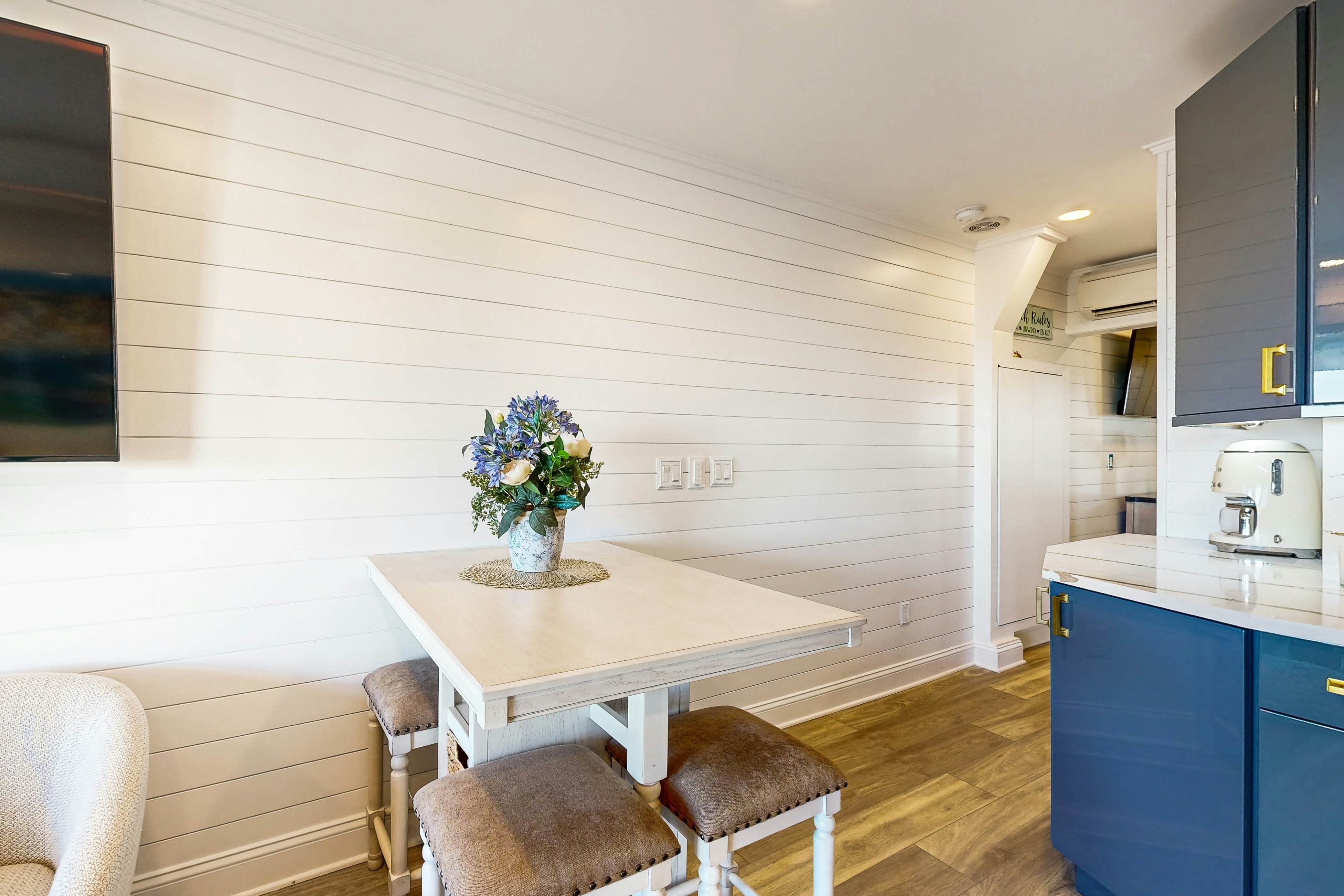 Oceanview Condo- Great view of pier and ocean close to downtown