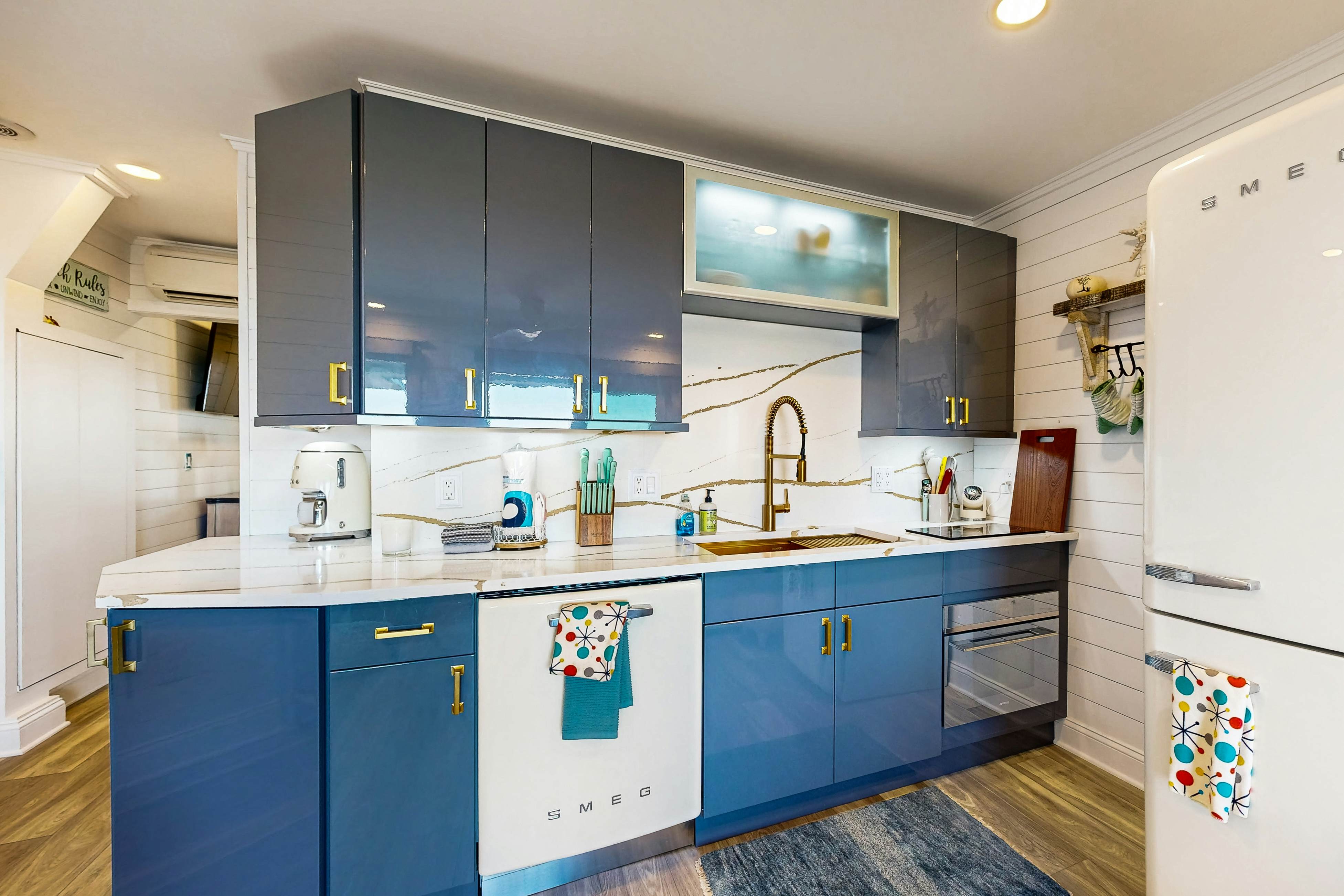 Oceanview Condo- Great view of pier and ocean close to downtown