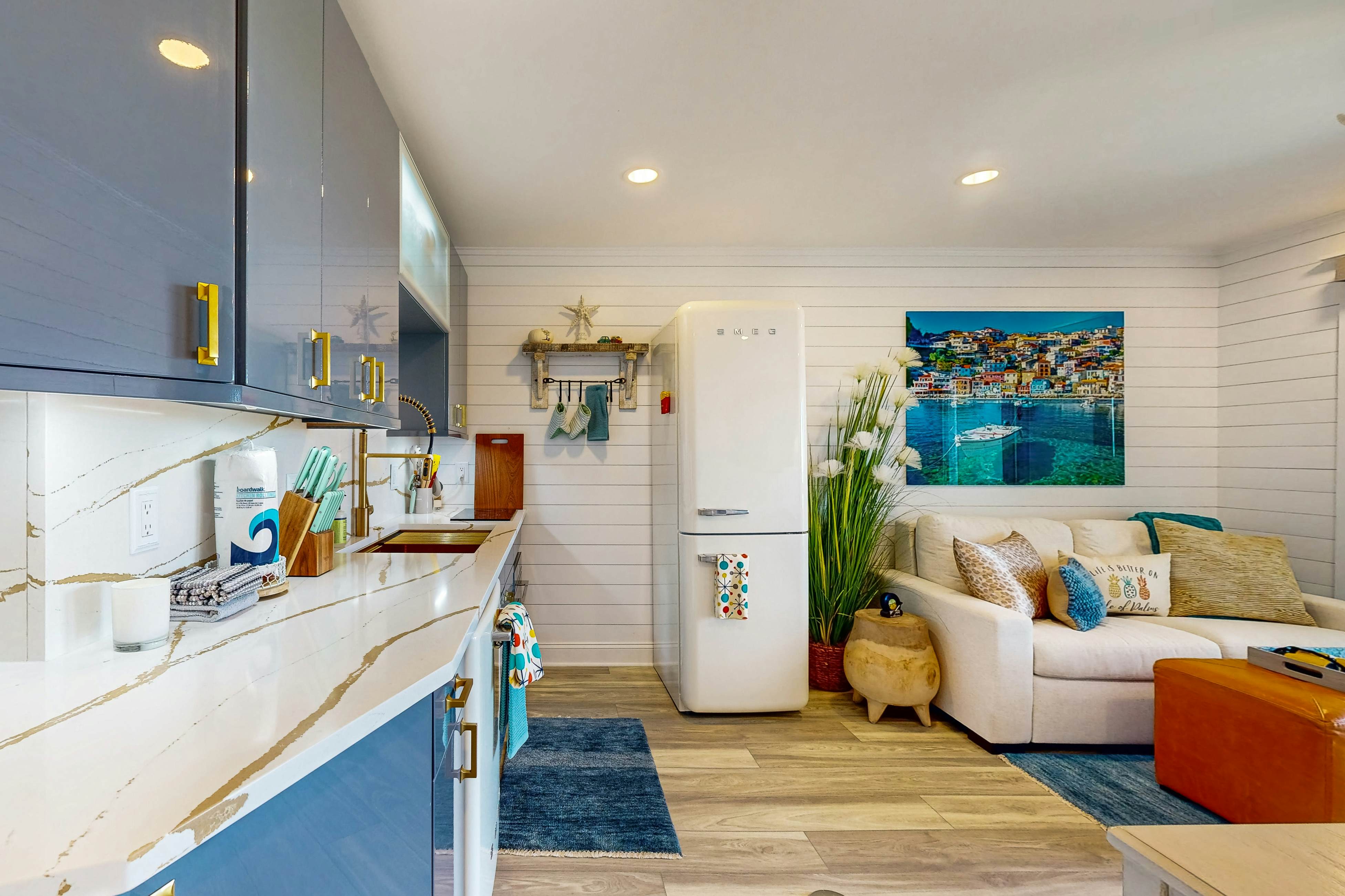 Oceanview Condo- Great view of pier and ocean close to downtown