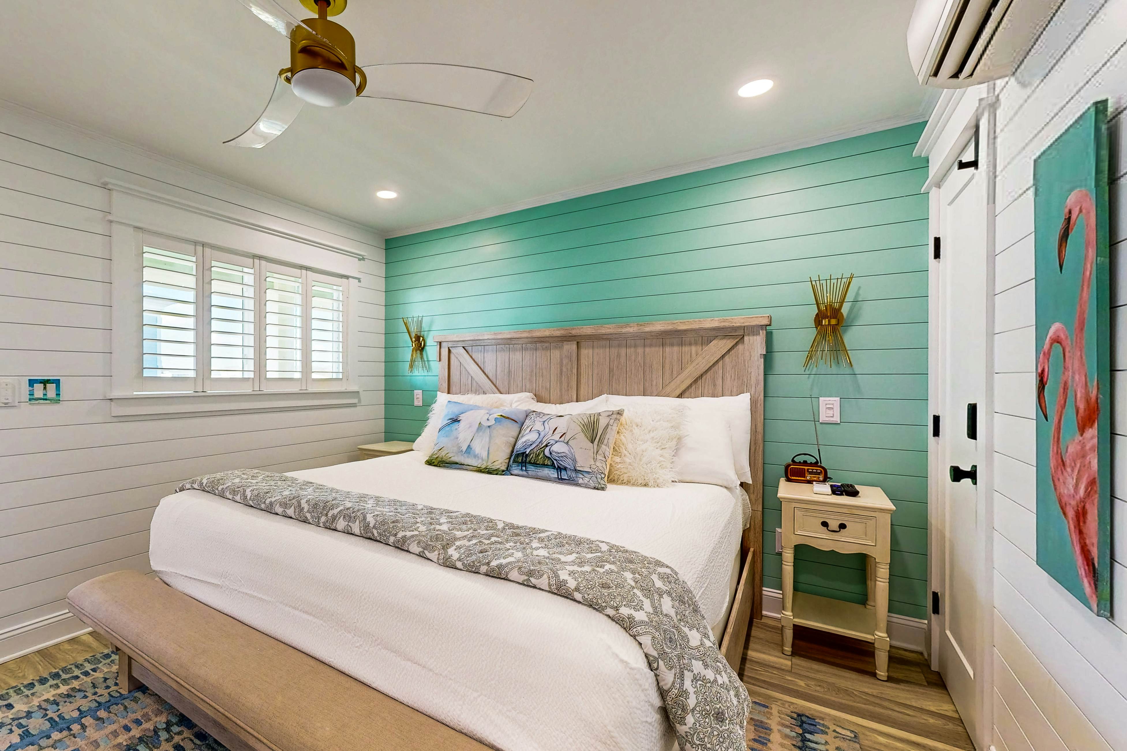 Oceanview Condo- Great view of pier and ocean close to downtown