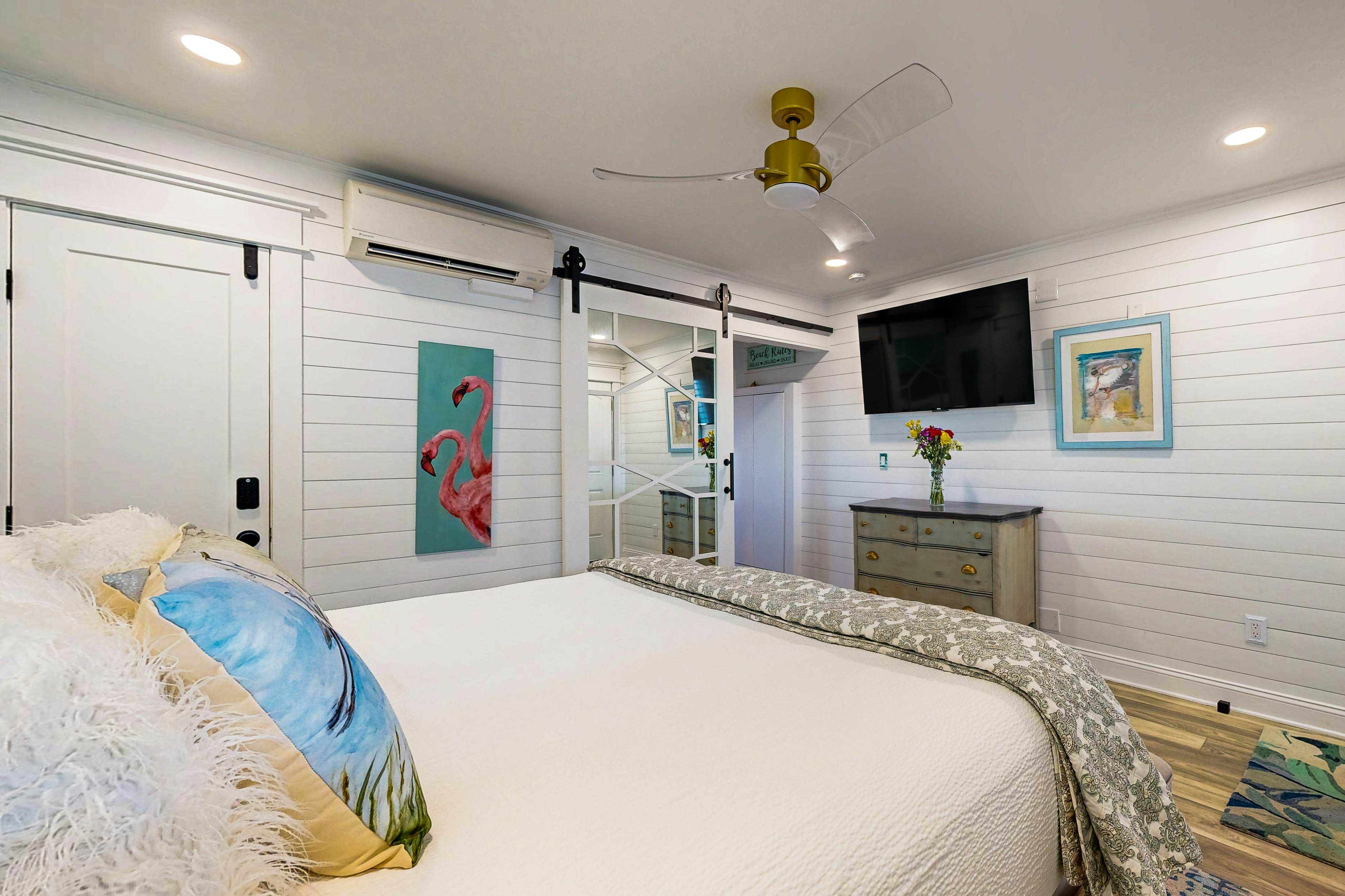 Oceanview Condo- Great view of pier and ocean close to downtown