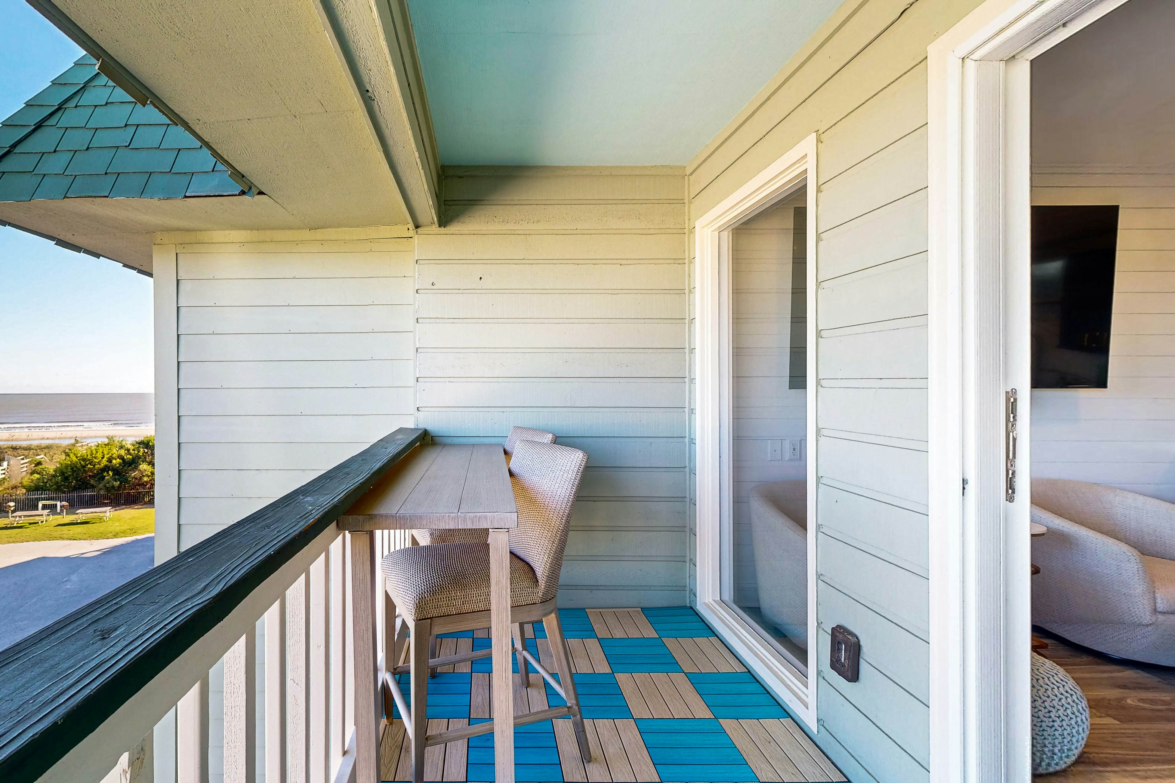 Oceanview Condo- Great view of pier and ocean close to downtown