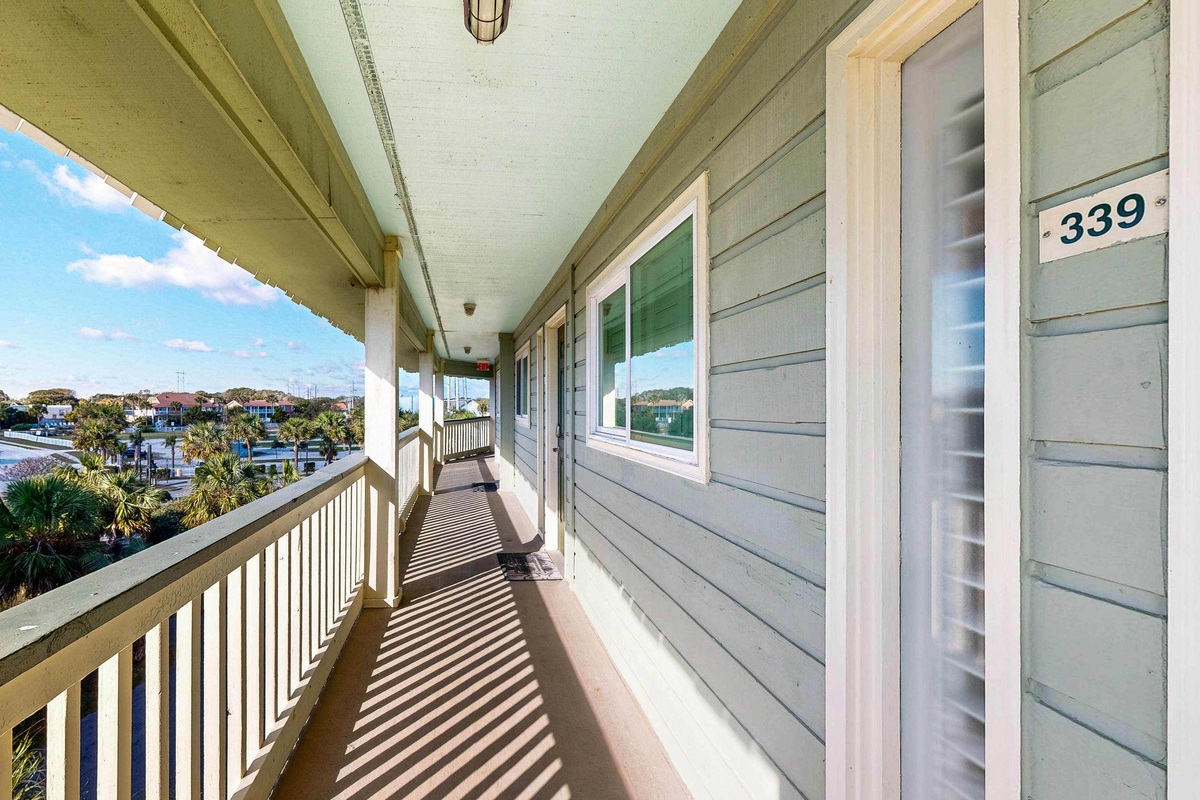 Oceanview Condo- Great view of pier and ocean close to downtown