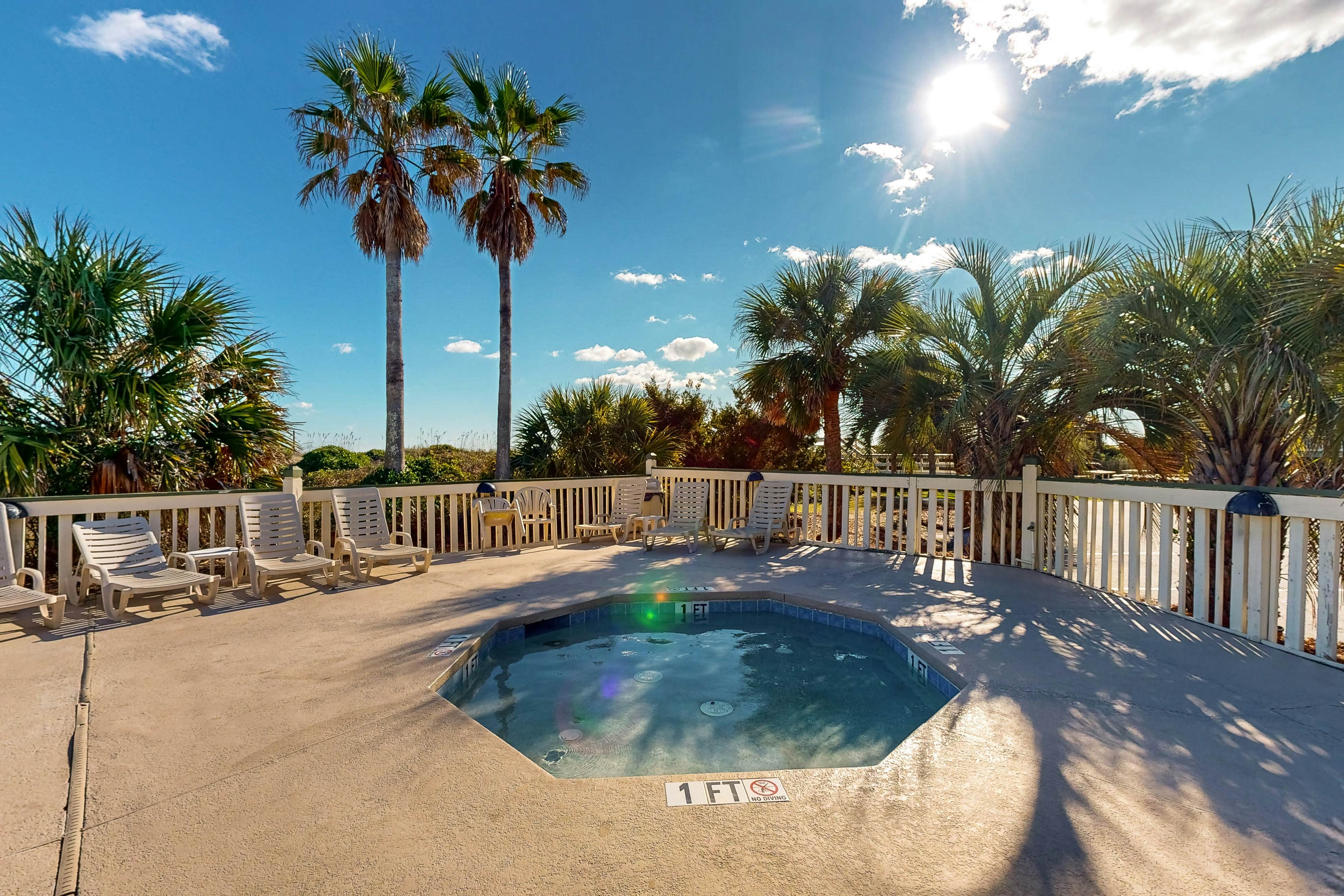 Oceanview Condo- Great view of pier and ocean close to downtown