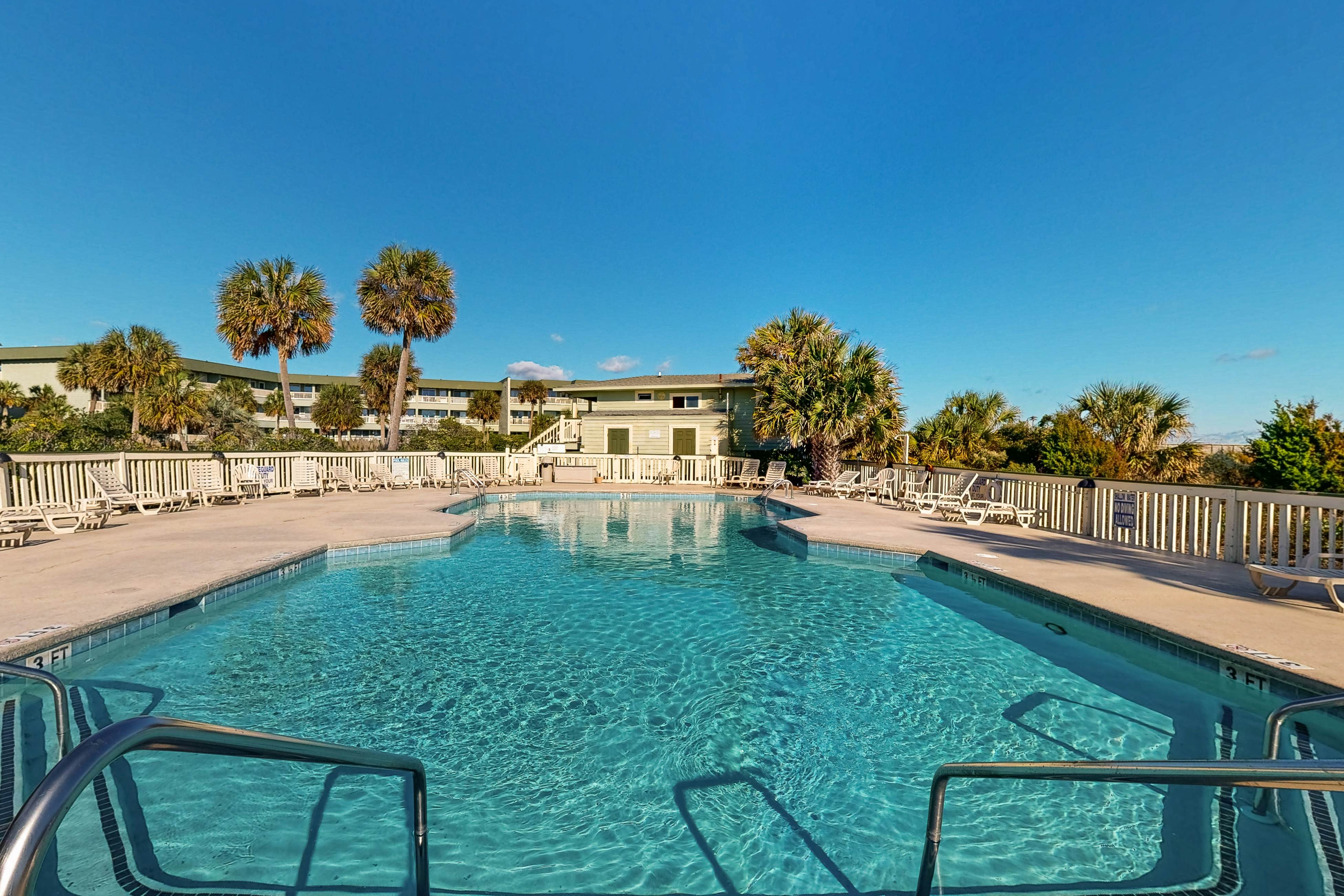 Oceanview Condo- Great view of pier and ocean close to downtown