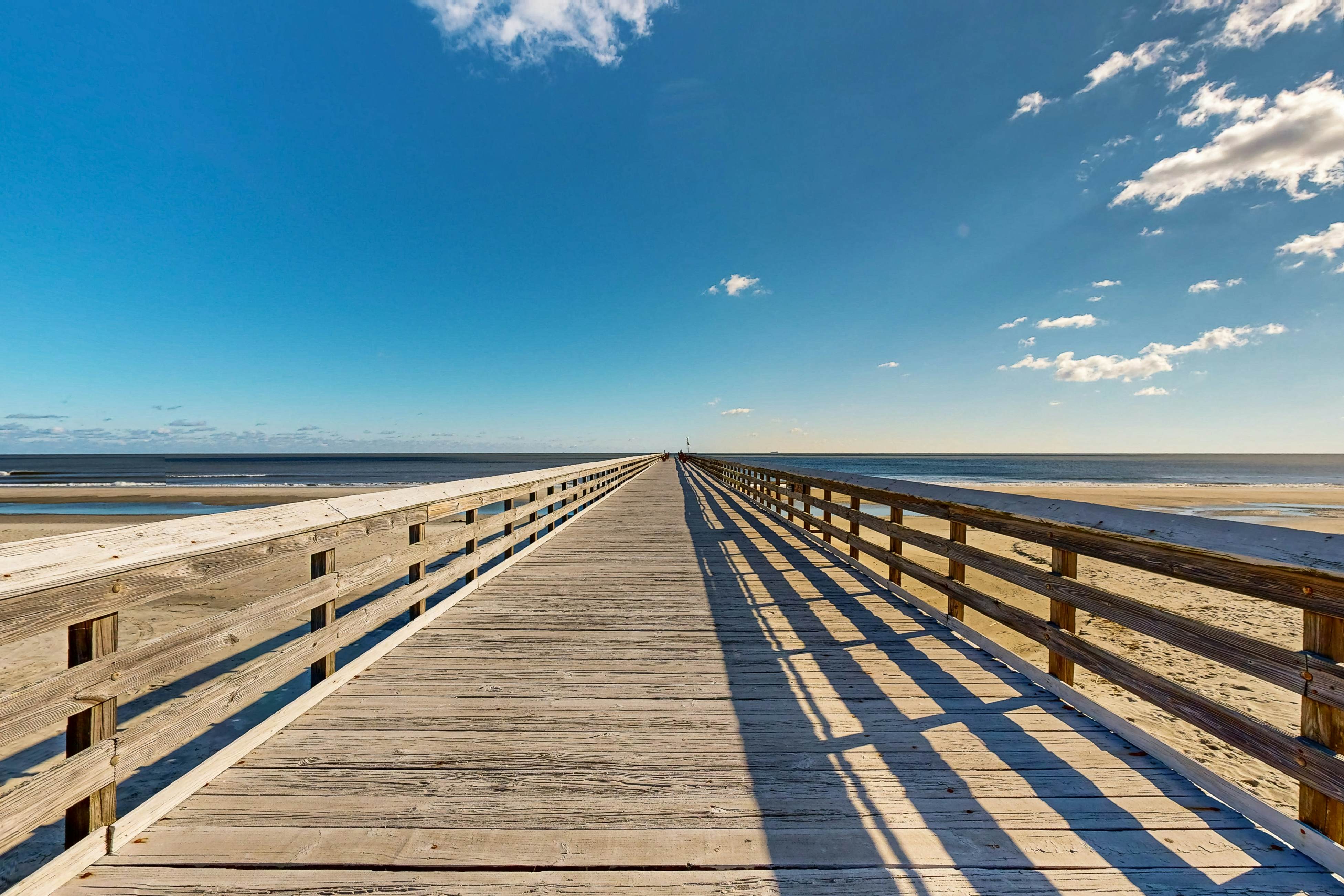 Oceanview Condo- Great view of pier and ocean close to downtown