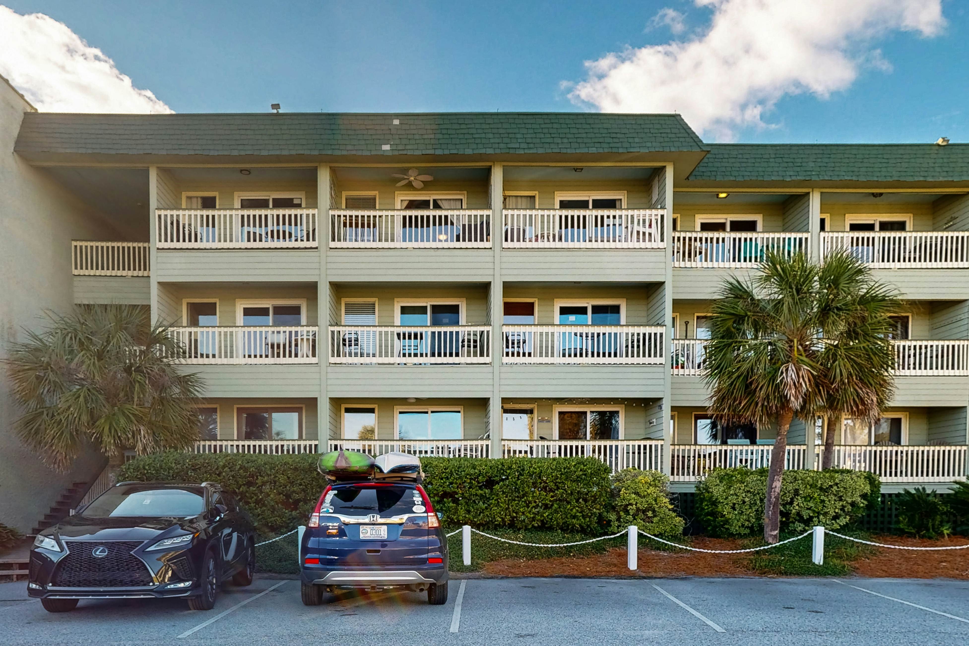 Oceanview Condo- Great view of pier and ocean close to downtown