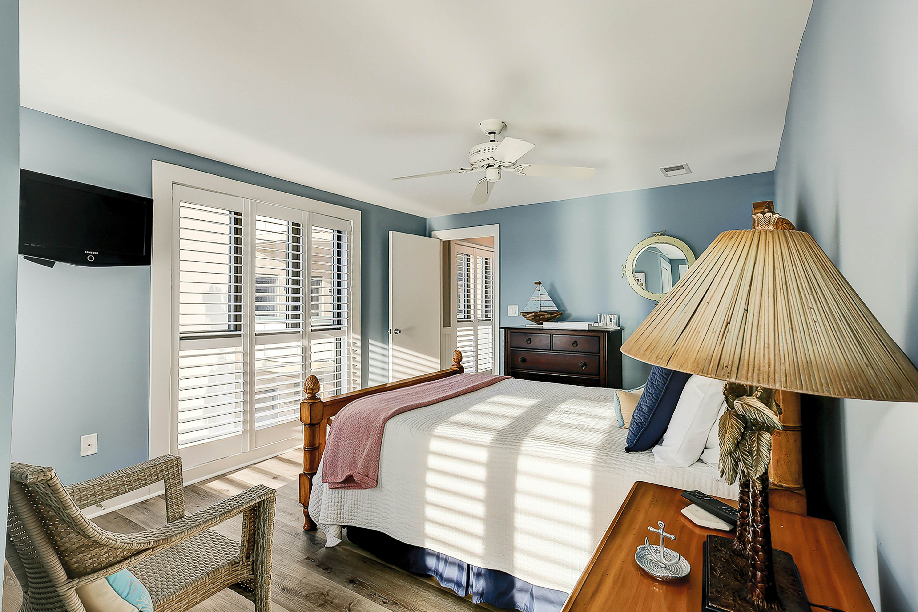 Oceanfront condo on the beach with shared pool, hot tub, & gorgeous decor