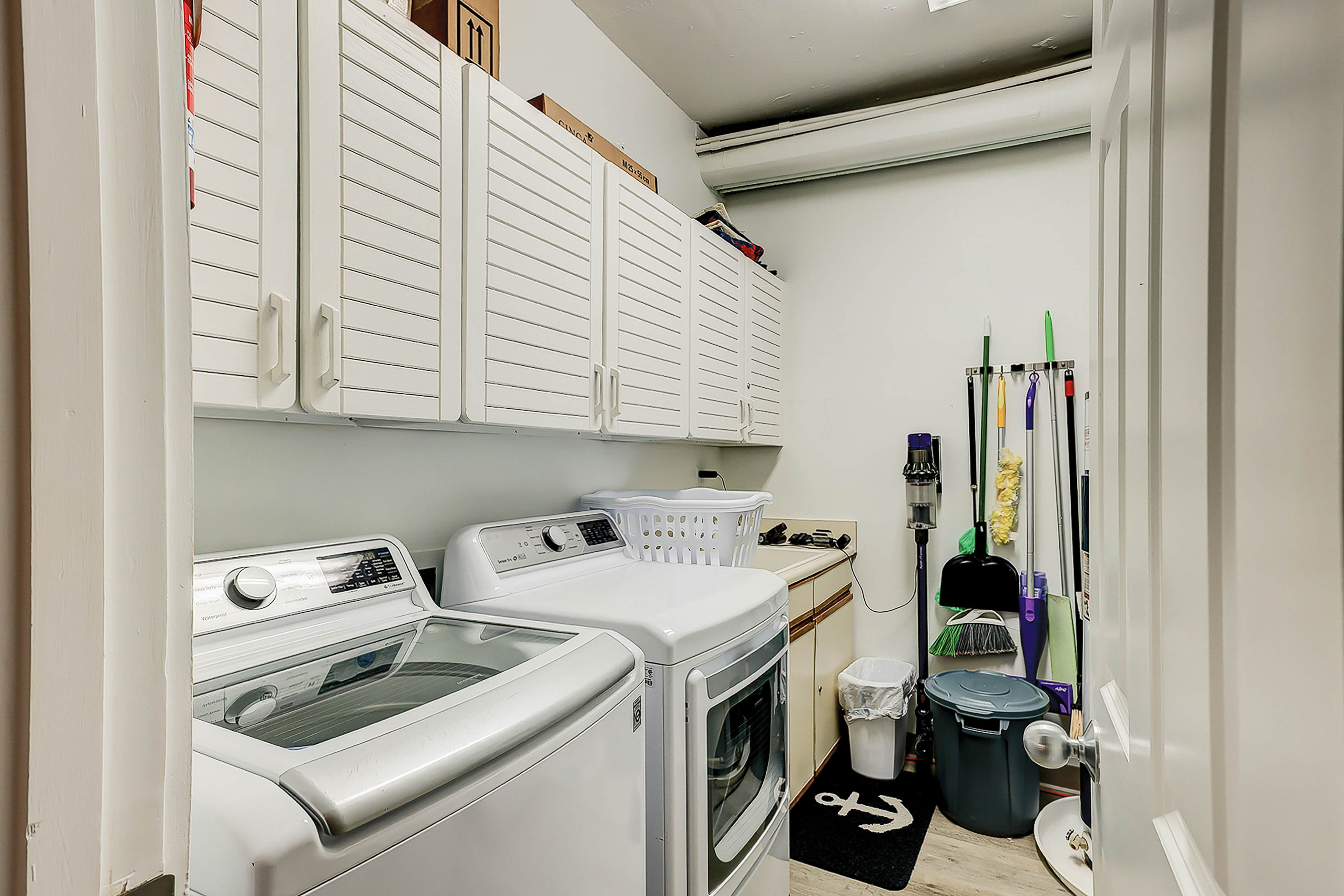 Oceanfront condo on the beach with shared pool, hot tub, & gorgeous decor