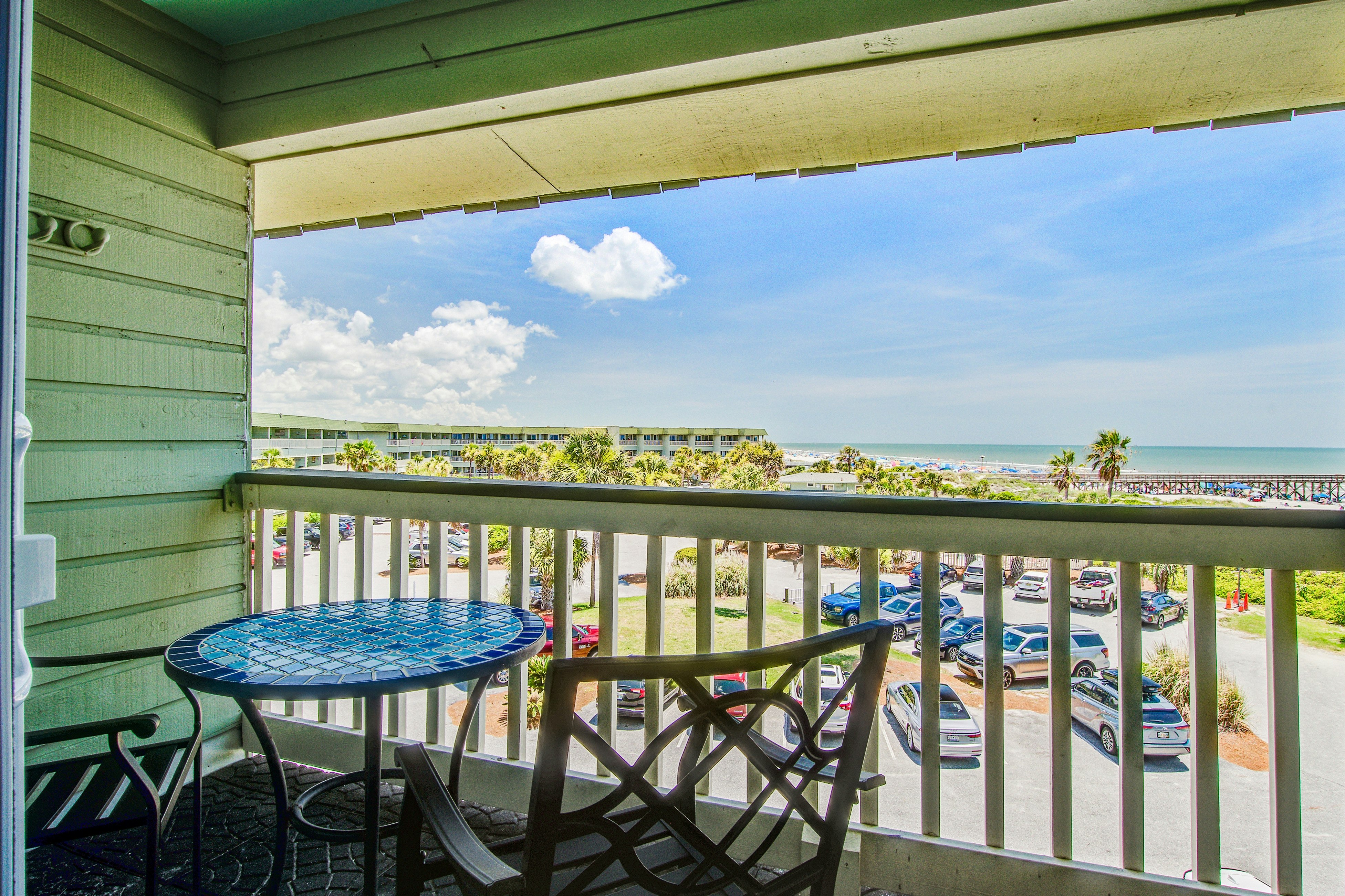 Renovated top-level villa w/ oceanfront view & community pool/pier