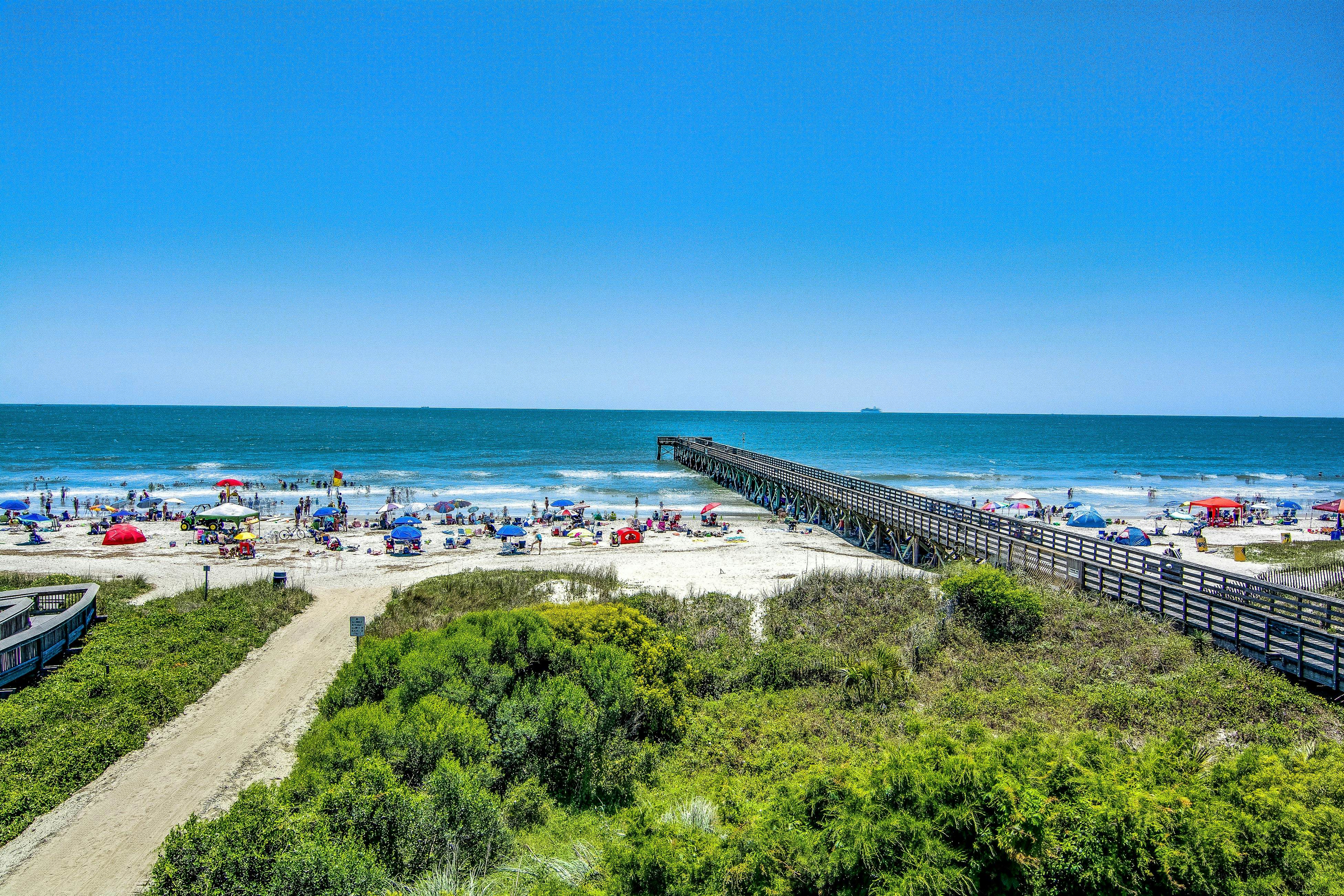Renovated top-level villa w/ oceanfront view & community pool/pier