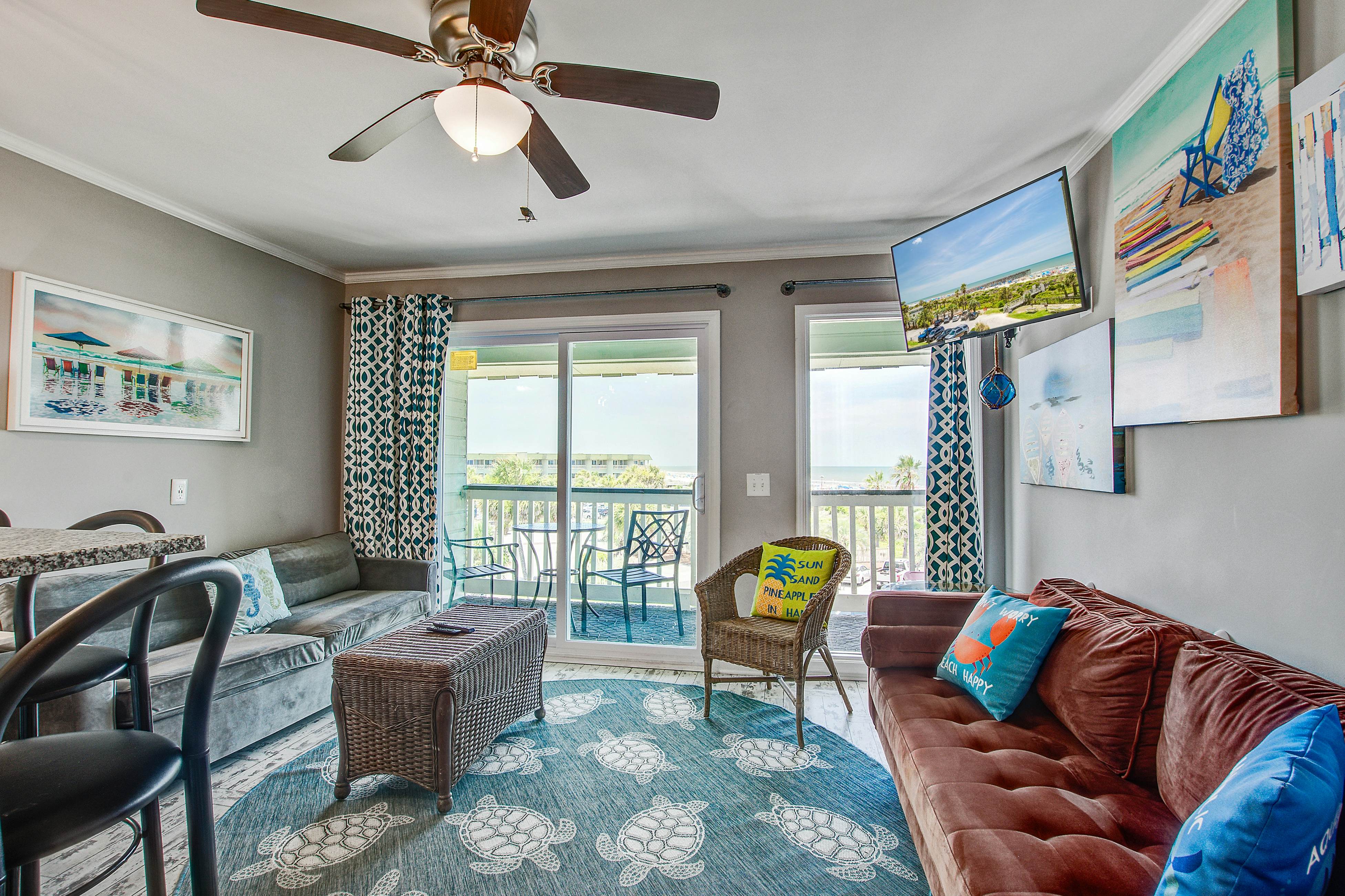 Renovated top-level villa w/ oceanfront view & community pool/pier