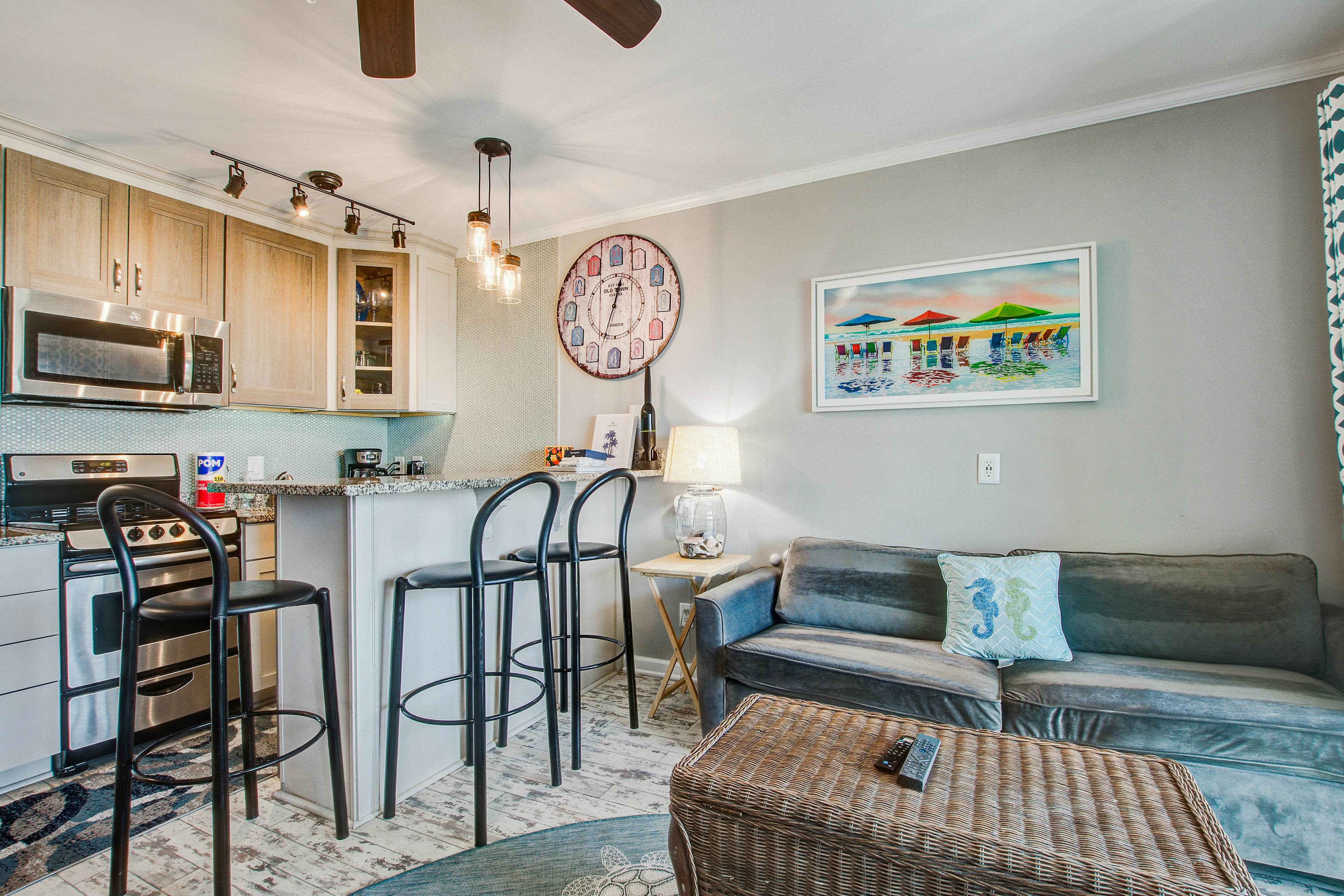 Renovated top-level villa w/ oceanfront view & community pool/pier