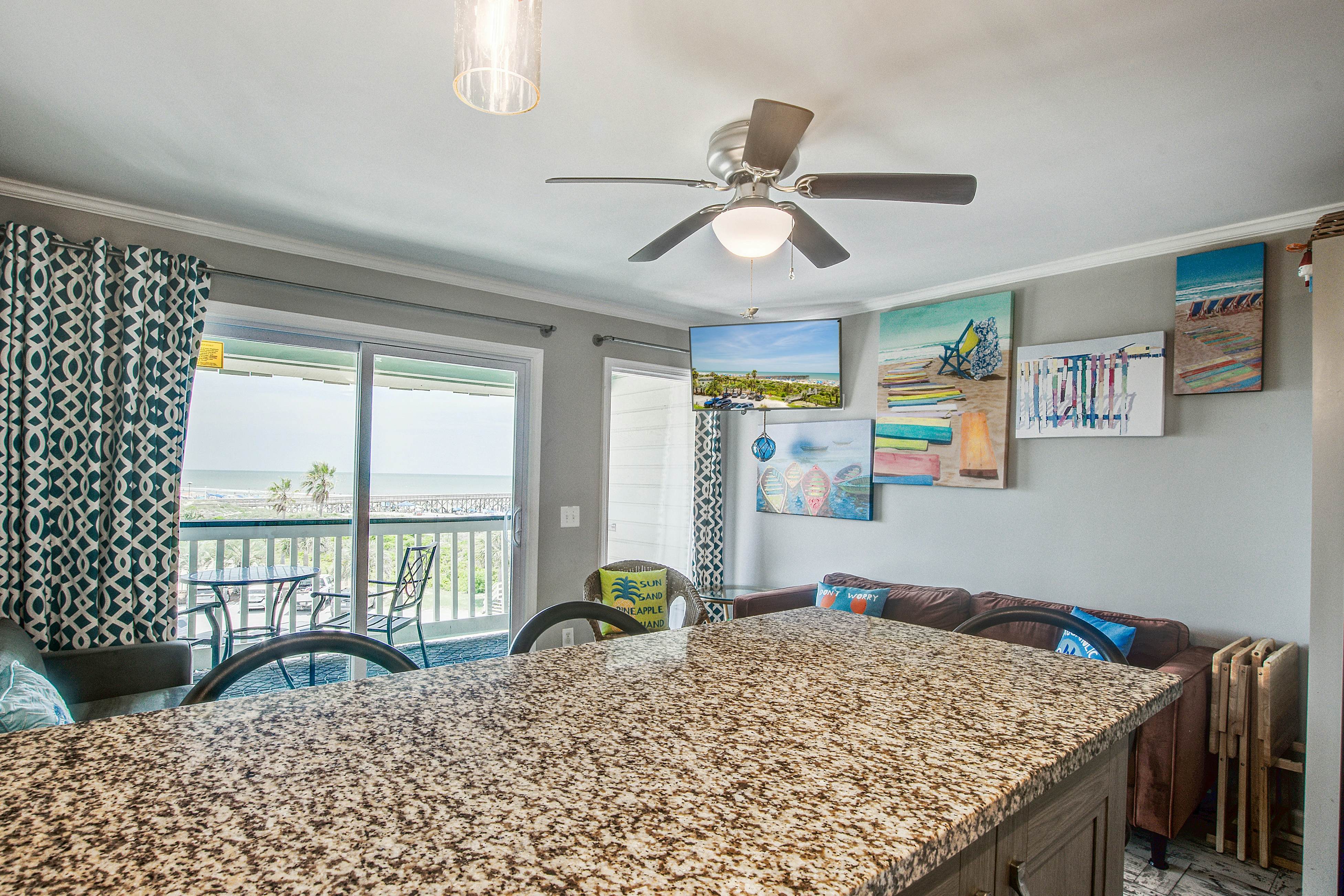 Renovated top-level villa w/ oceanfront view & community pool/pier