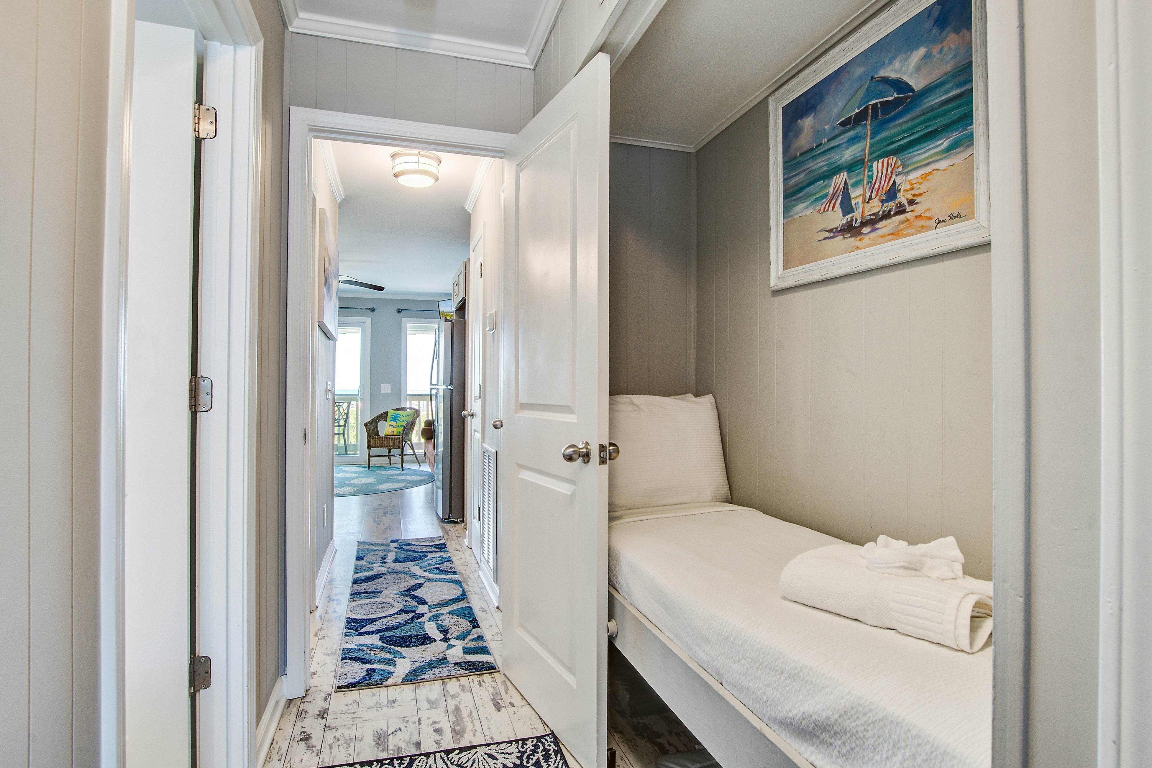 Renovated top-level villa w/ oceanfront view & community pool/pier