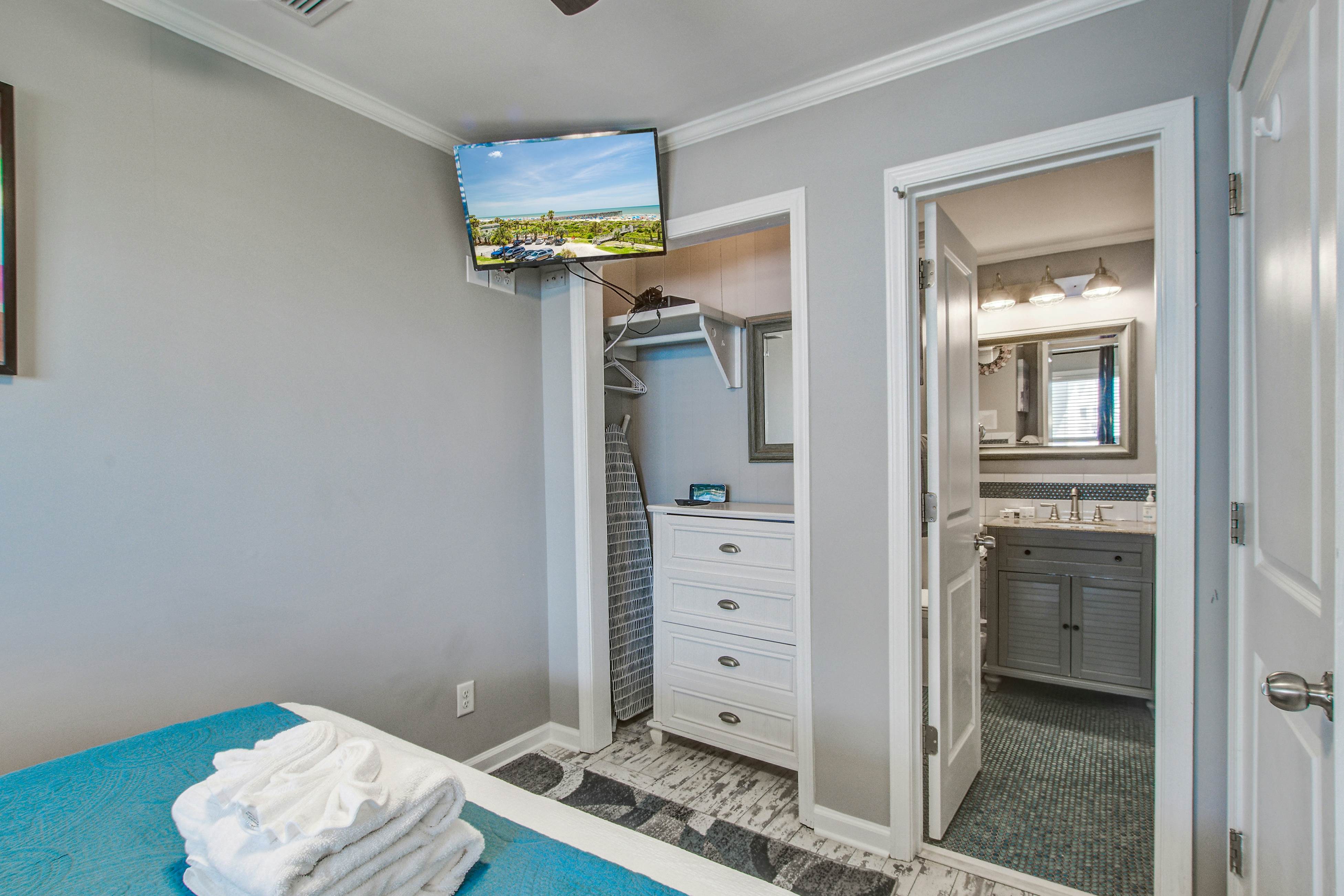 Renovated top-level villa w/ oceanfront view & community pool/pier