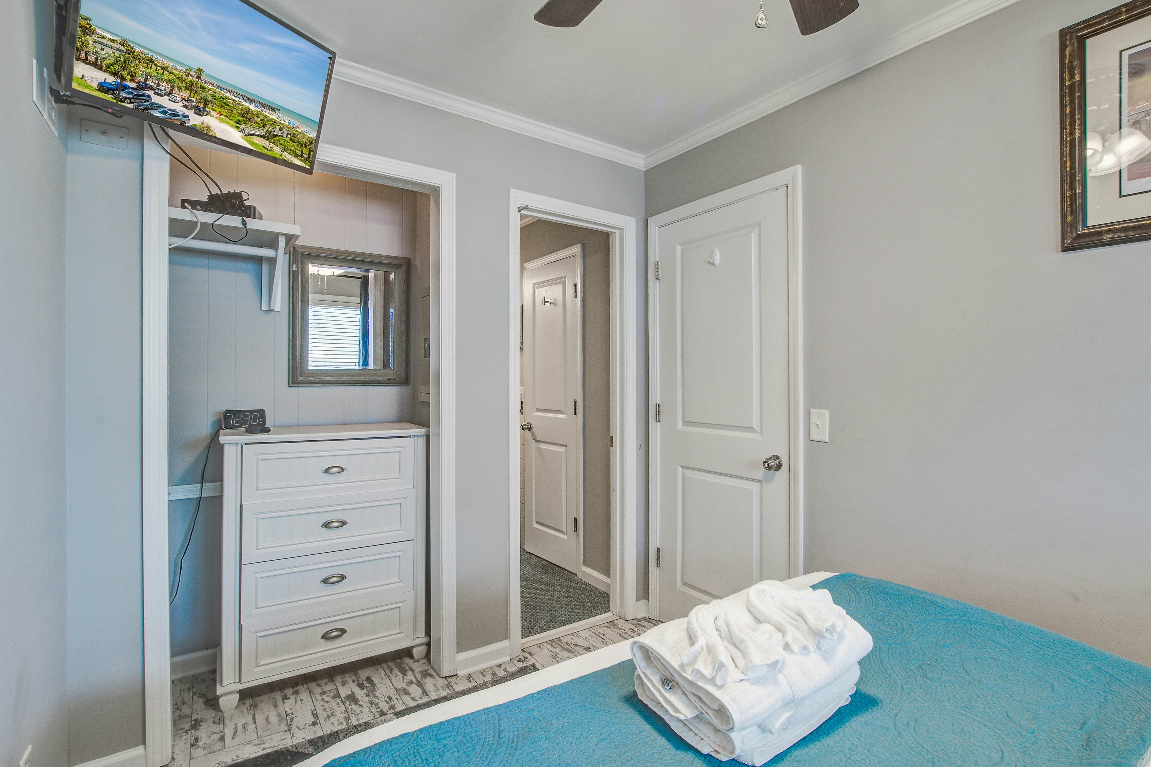 Renovated top-level villa w/ oceanfront view & community pool/pier