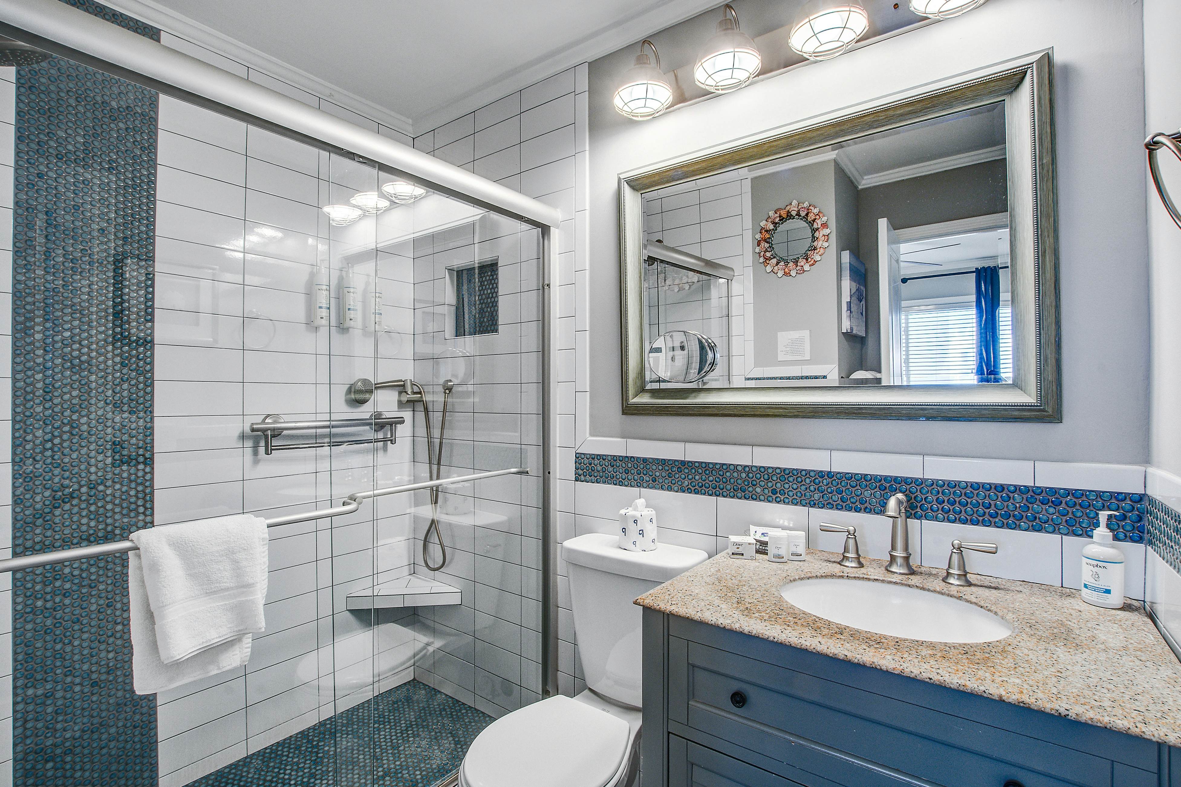 Renovated top-level villa w/ oceanfront view & community pool/pier