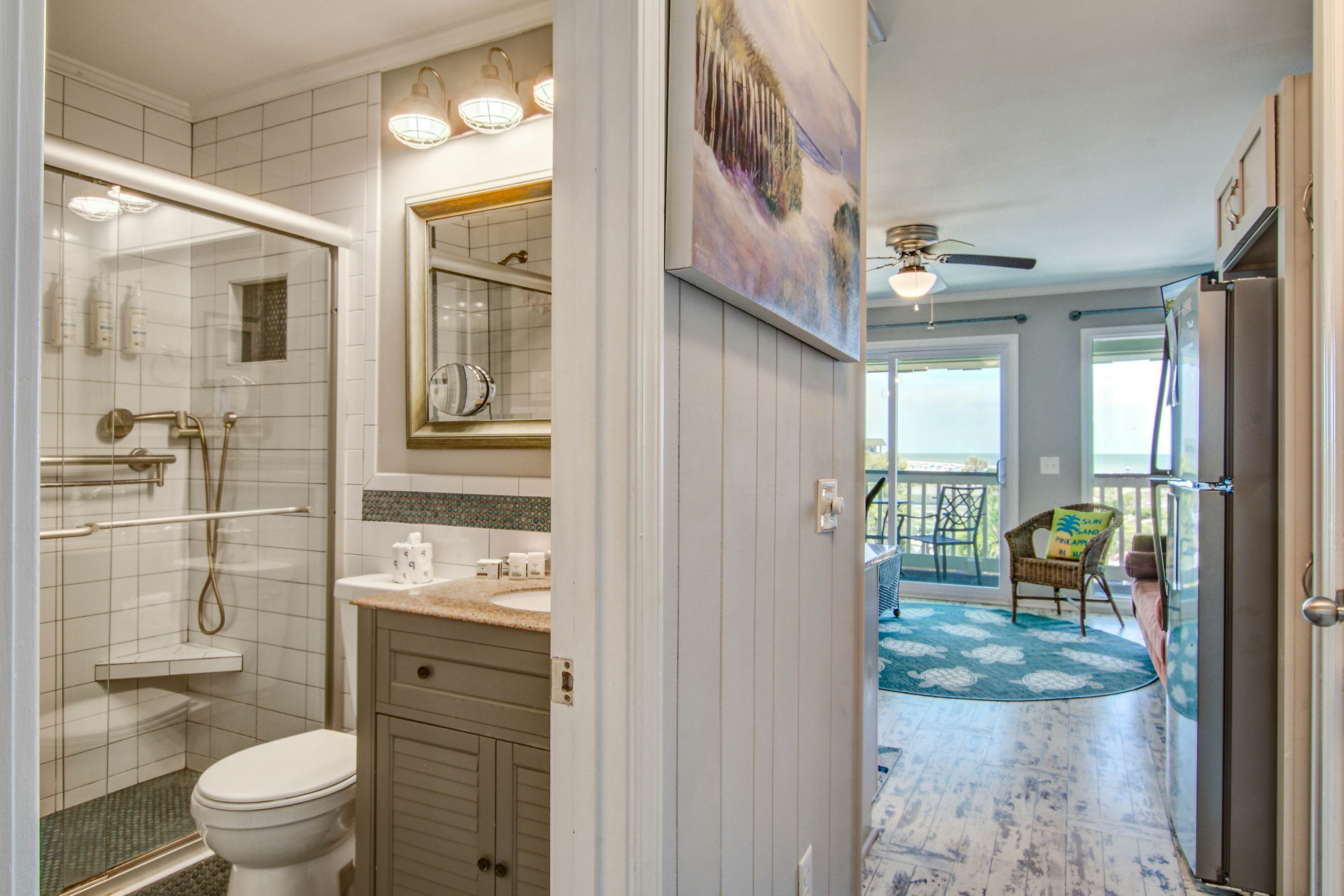 Renovated top-level villa w/ oceanfront view & community pool/pier