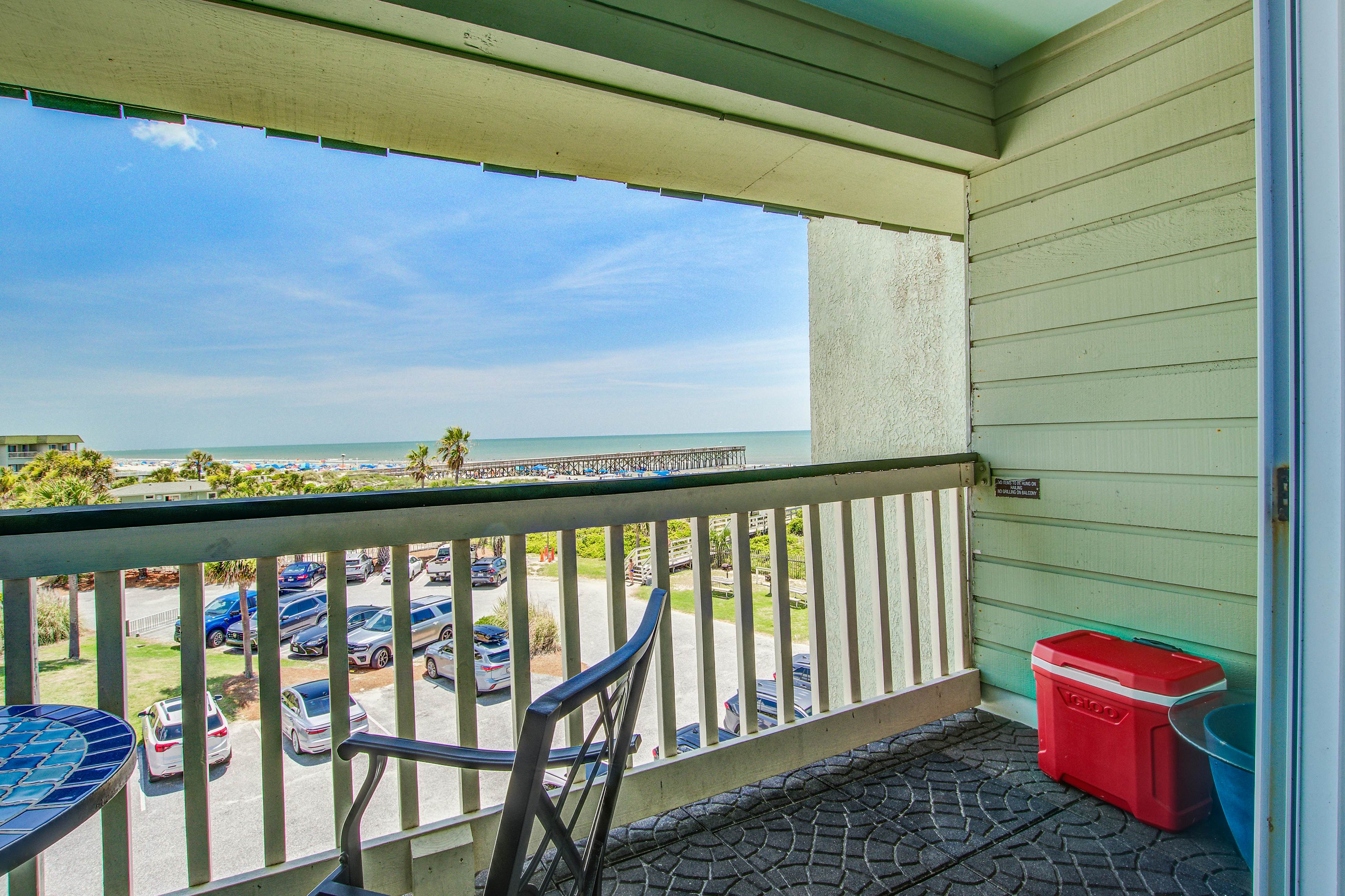 Renovated top-level villa w/ oceanfront view & community pool/pier