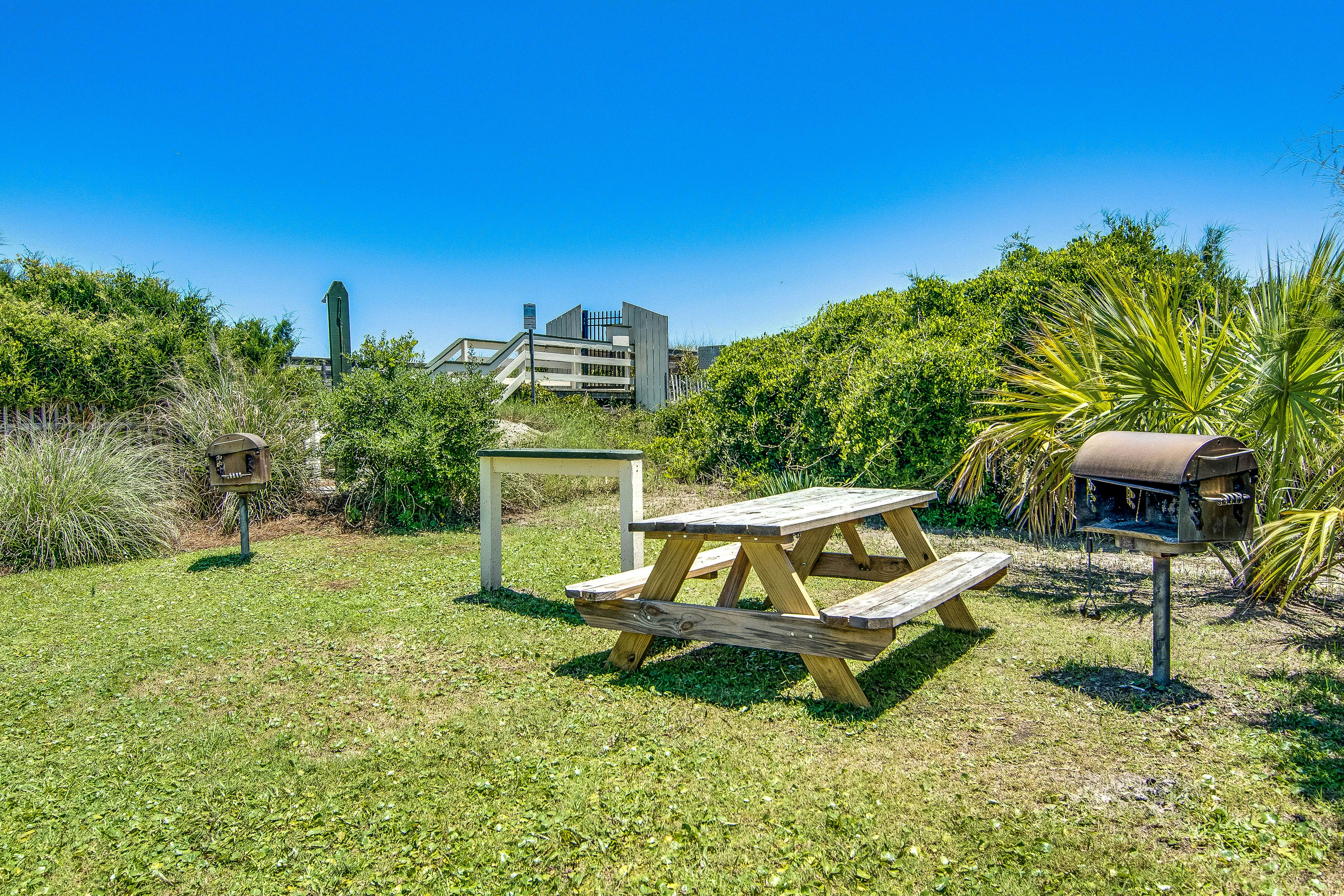 Renovated top-level villa w/ oceanfront view & community pool/pier