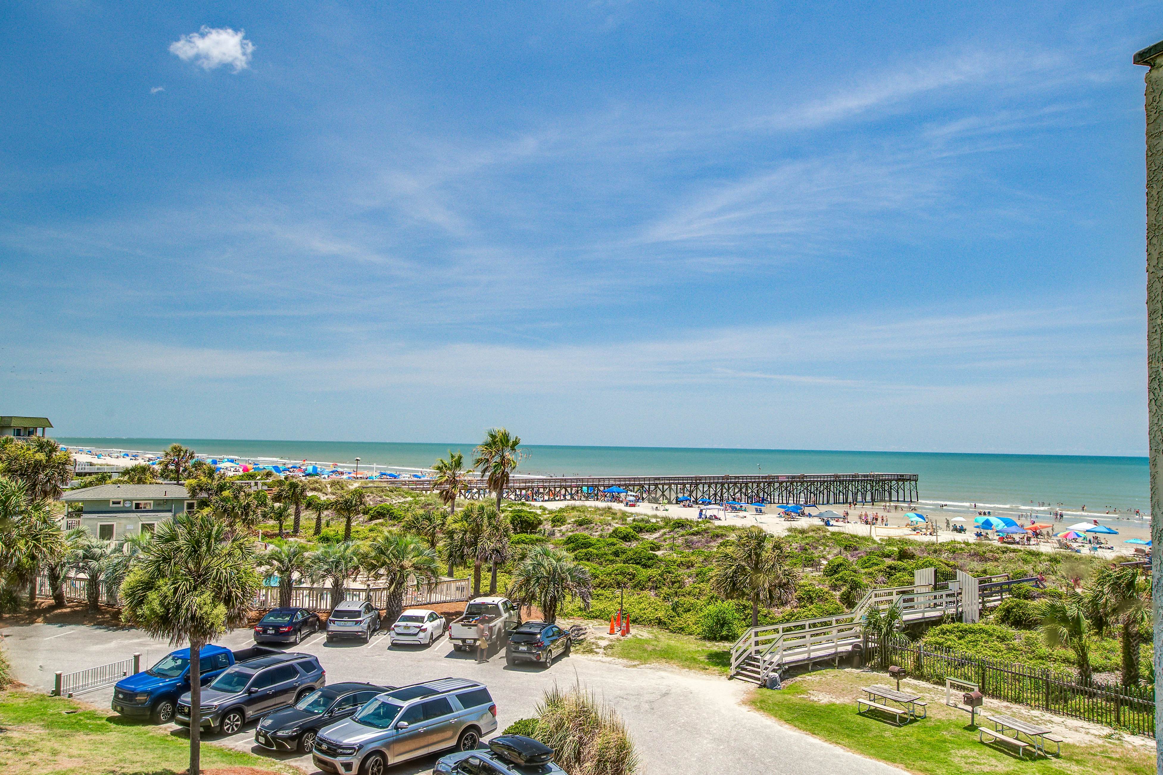 Renovated top-level villa w/ oceanfront view & community pool/pier