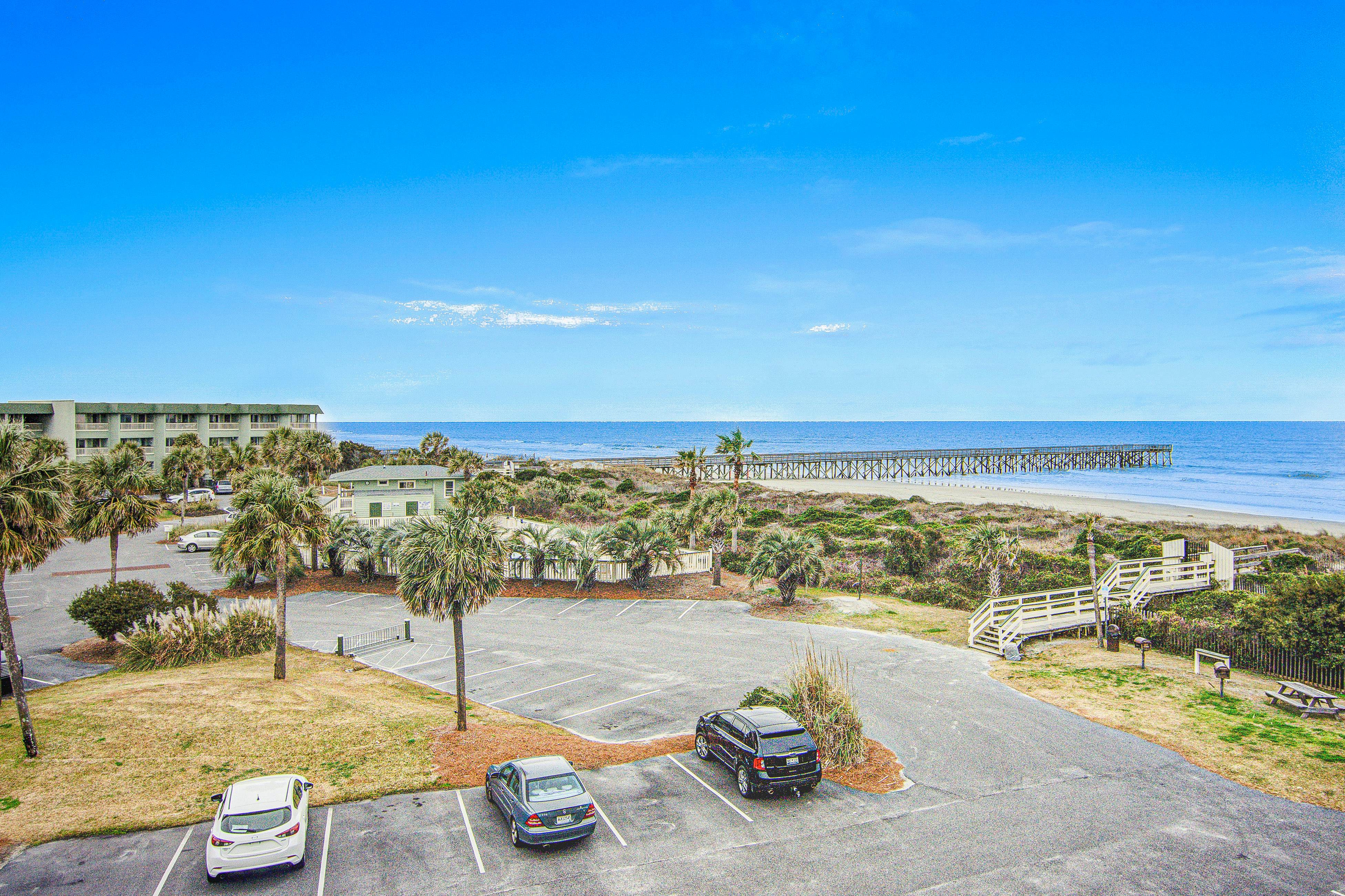 Renovated top-level villa w/ oceanfront view & community pool/pier