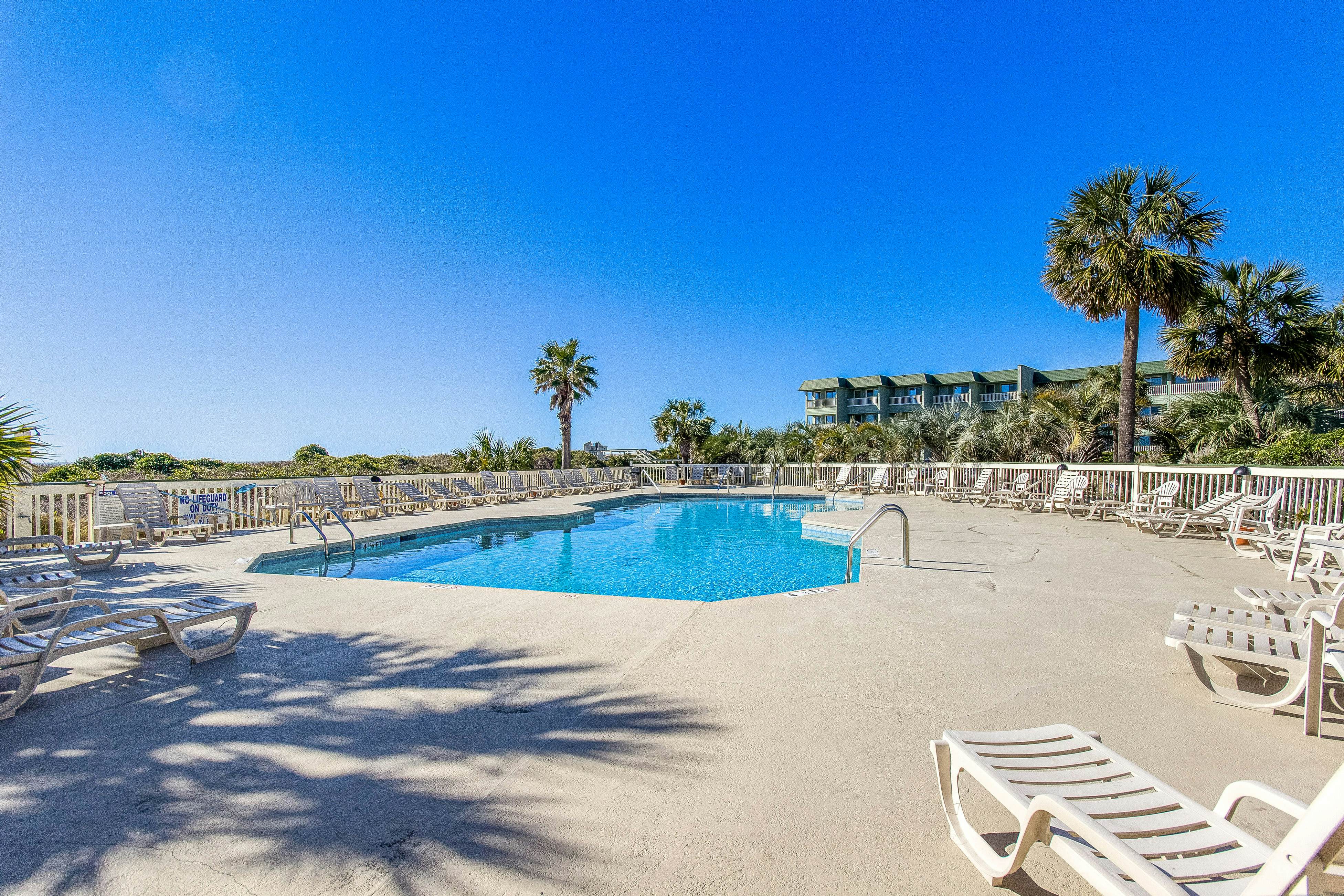 Renovated top-level villa w/ oceanfront view & community pool/pier