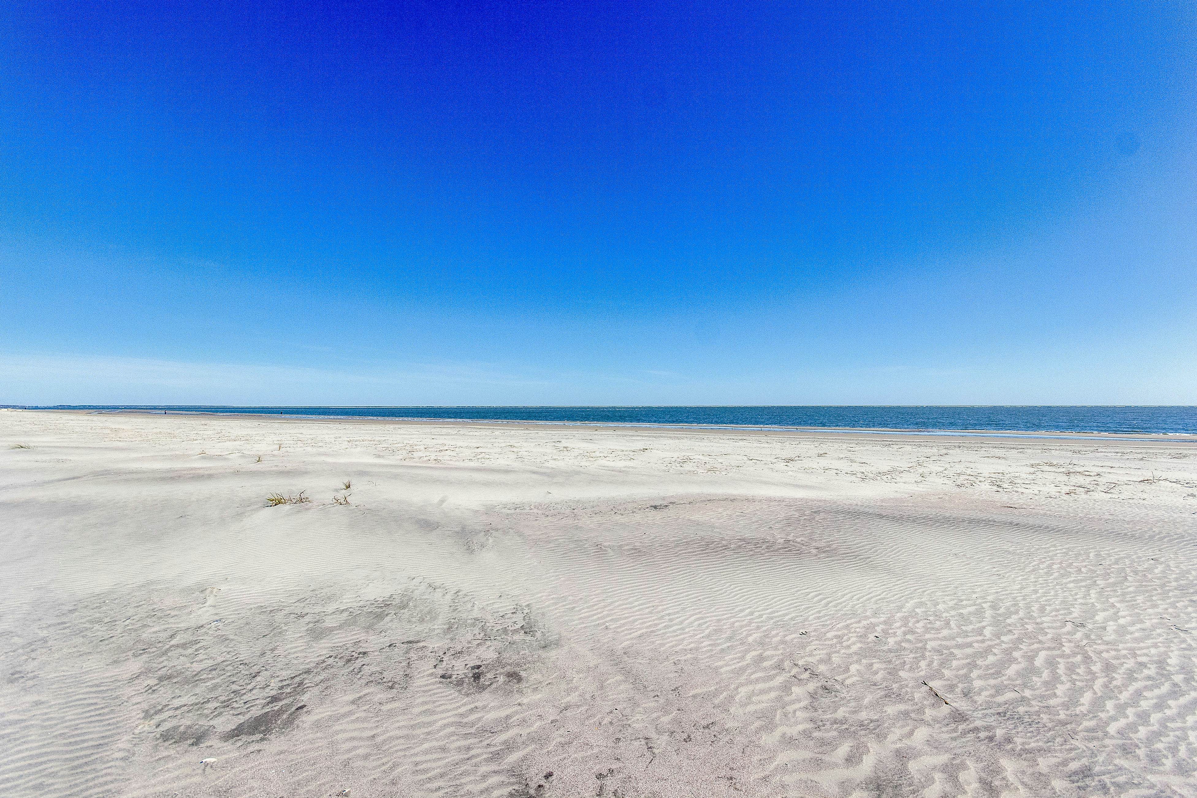 Renovated top-level villa w/ oceanfront view & community pool/pier