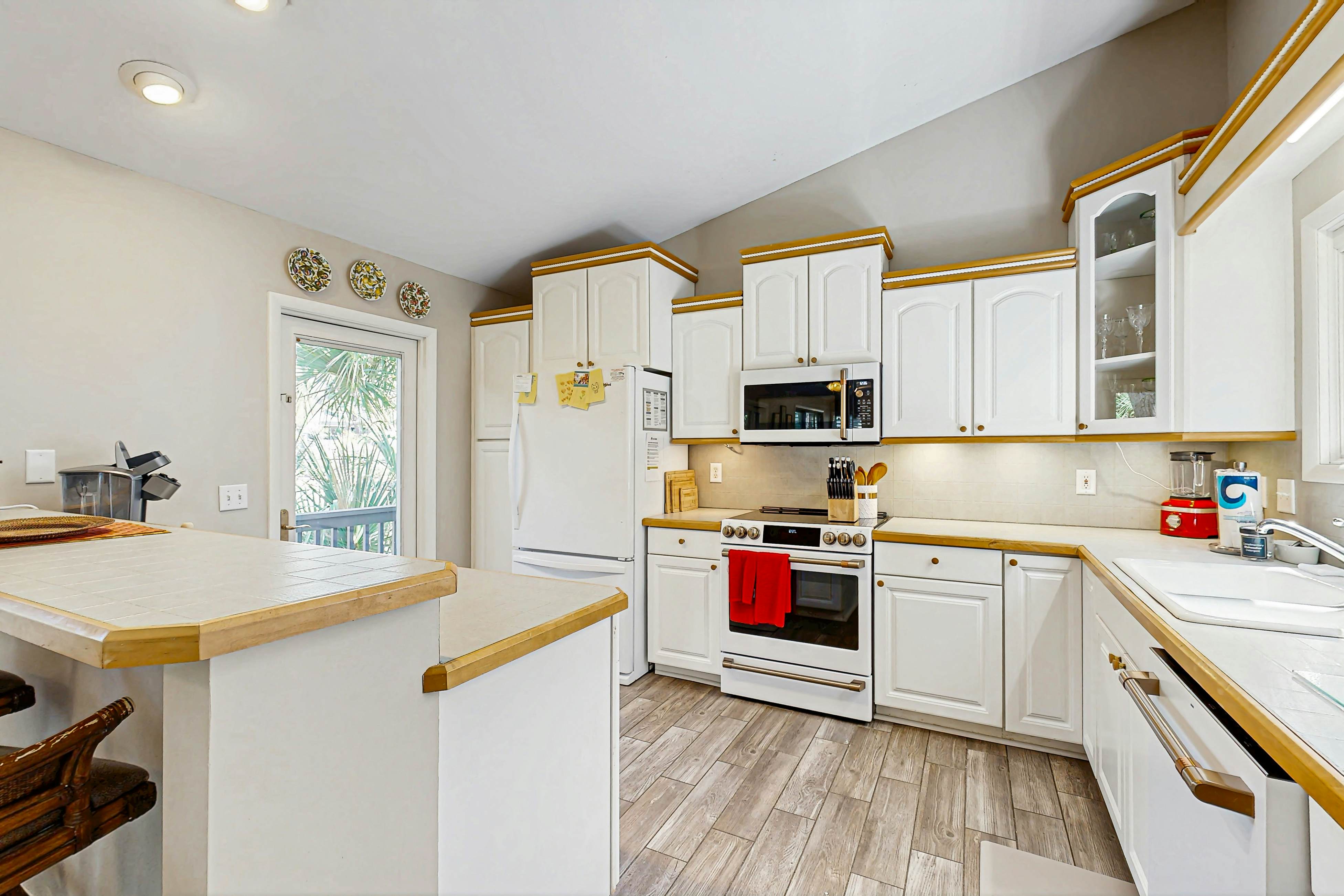 Golf course home with deck, porch & lagoon view - 1 block to beach, 1 dog OK