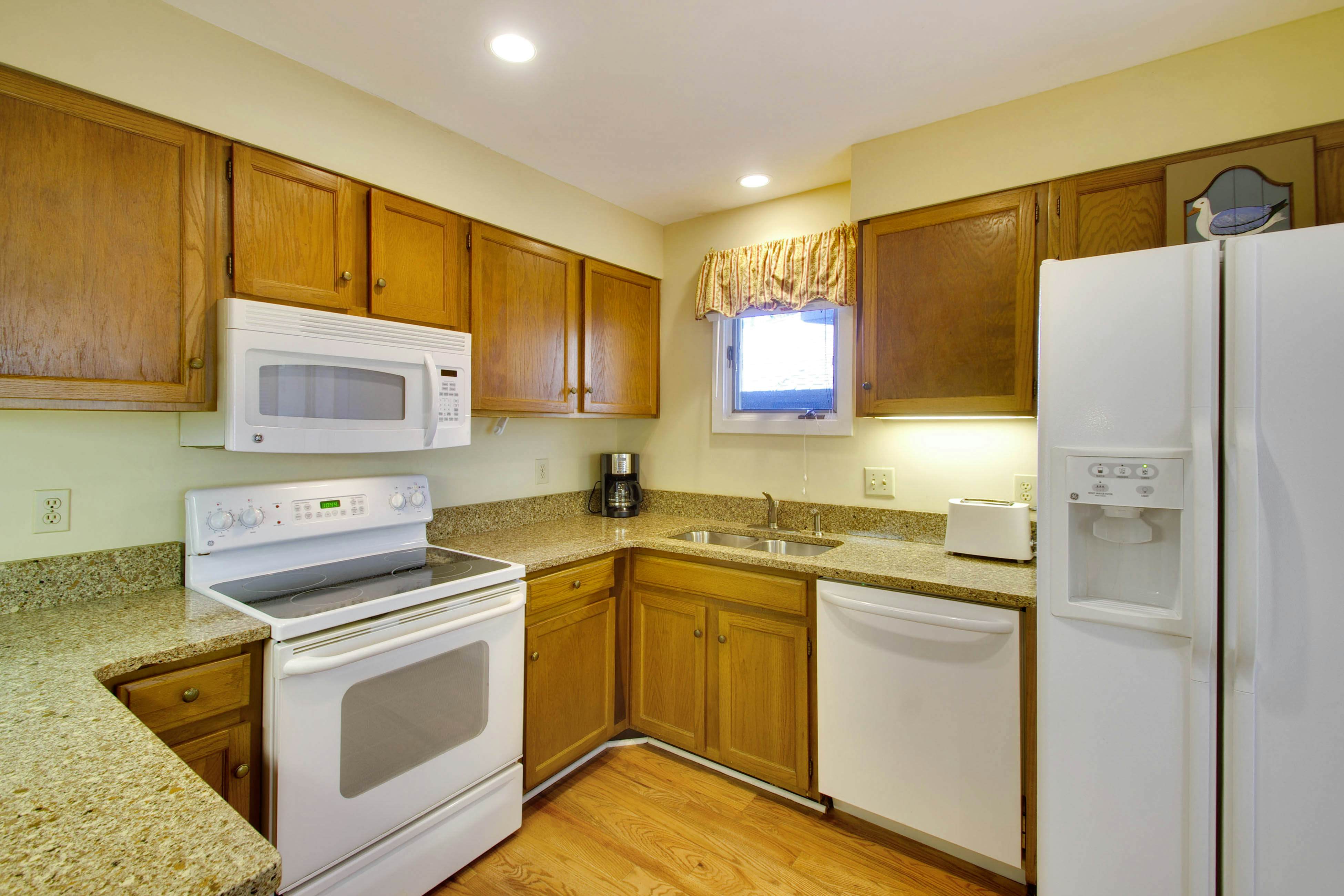 Lakeview Getaway with Shared Pool - Close to Golf Course and Attractions