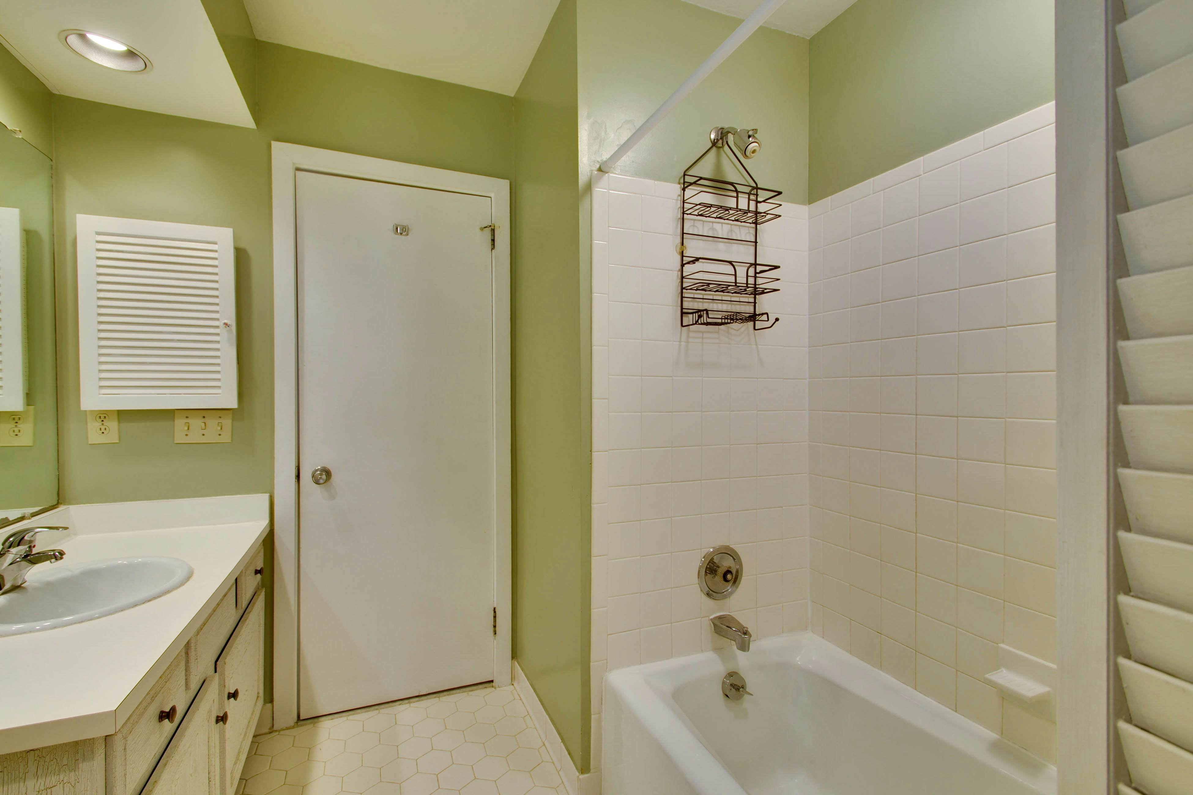 Lakeview Getaway with Shared Pool - Close to Golf Course and Attractions