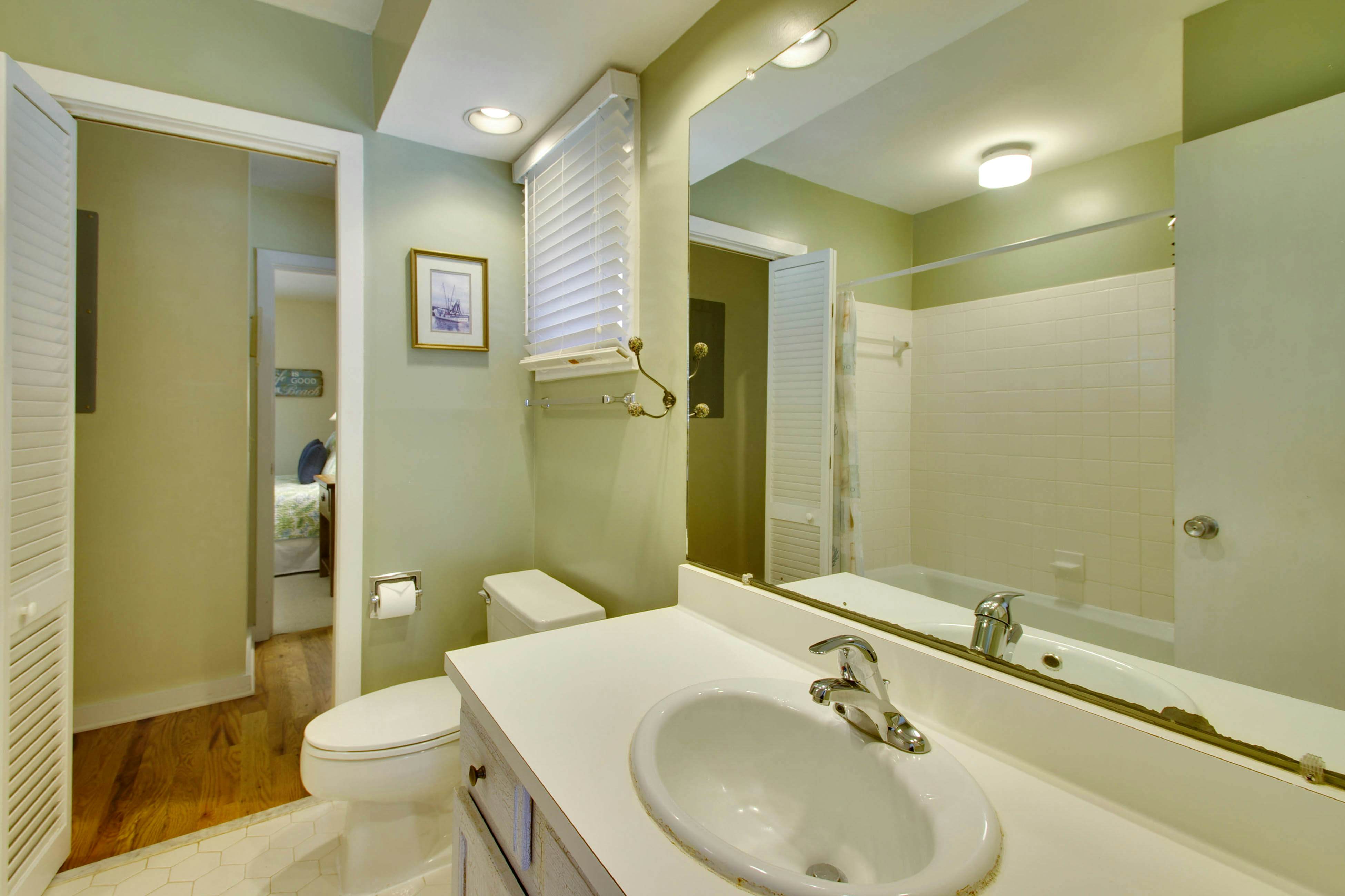 Lakeview Getaway with Shared Pool - Close to Golf Course and Attractions