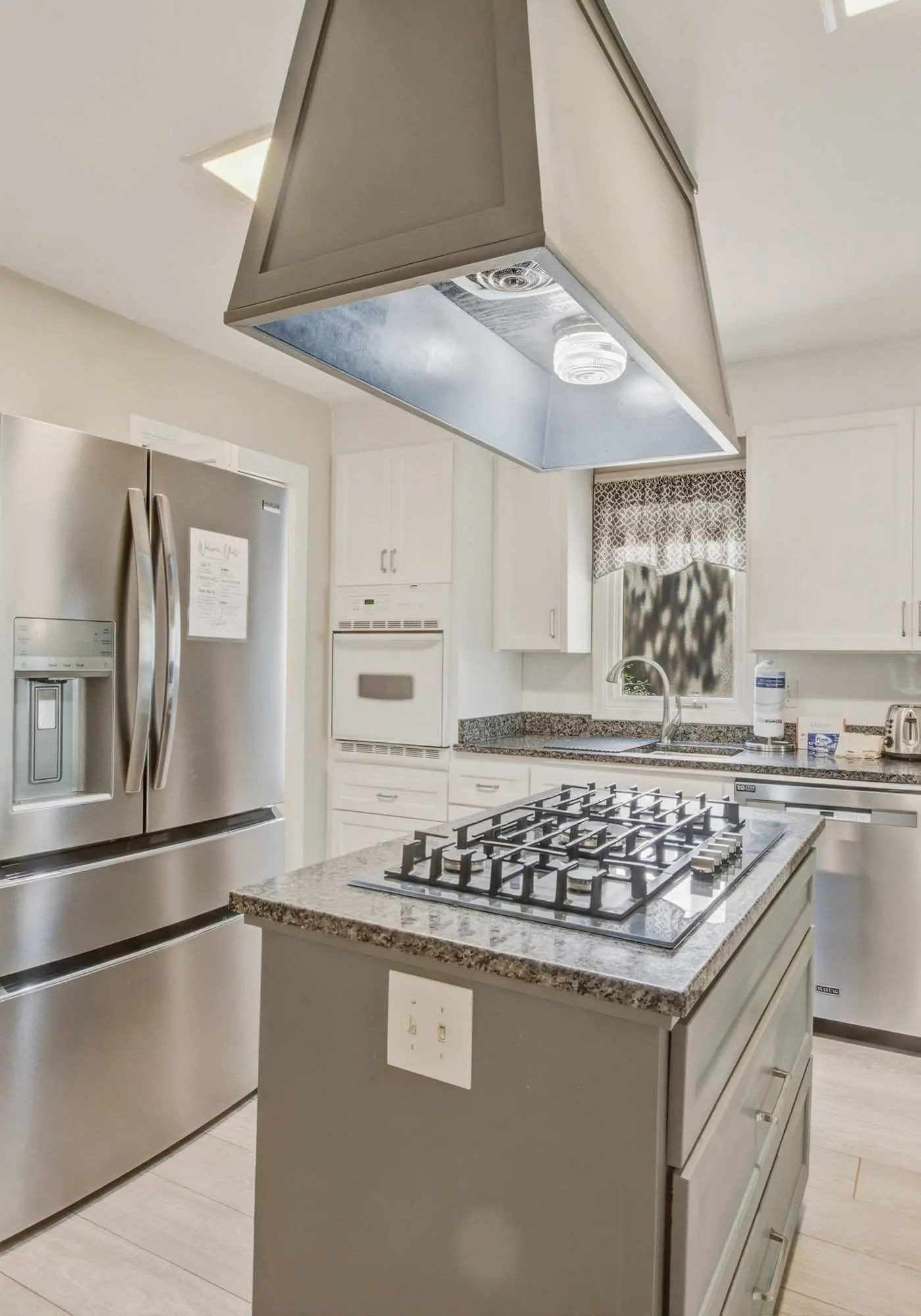 Shaded Lakeview Home with Deck & Screened Porch - Near Beach, Dogs OK