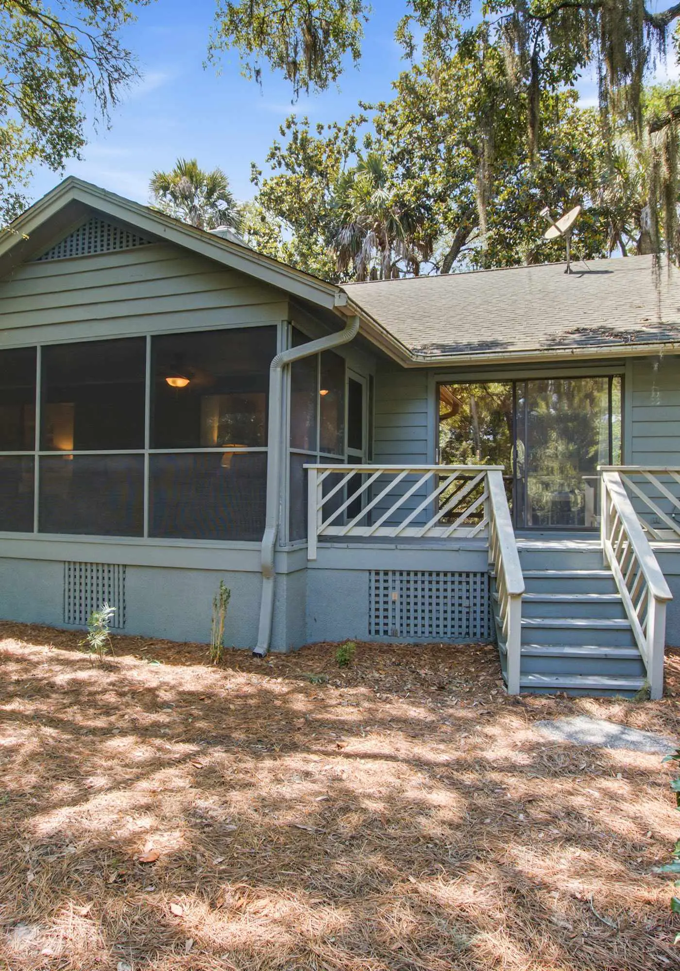 Shaded Lakeview Home with Deck & Screened Porch - Near Beach, Dogs OK