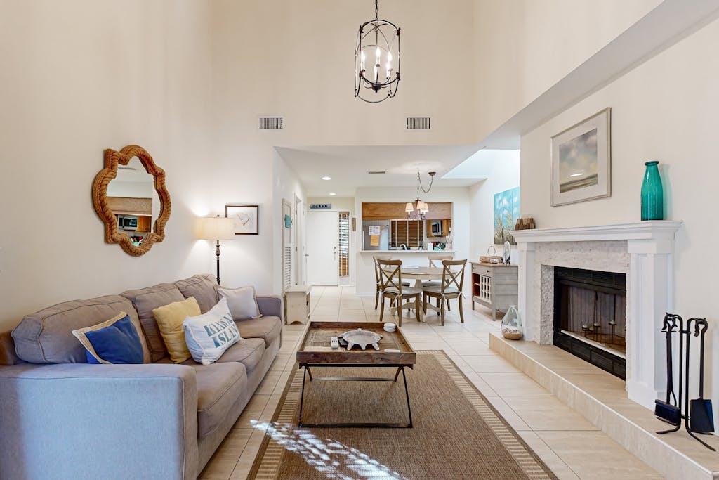 Gorgeous condo w/ shared tennis court & nearby playground