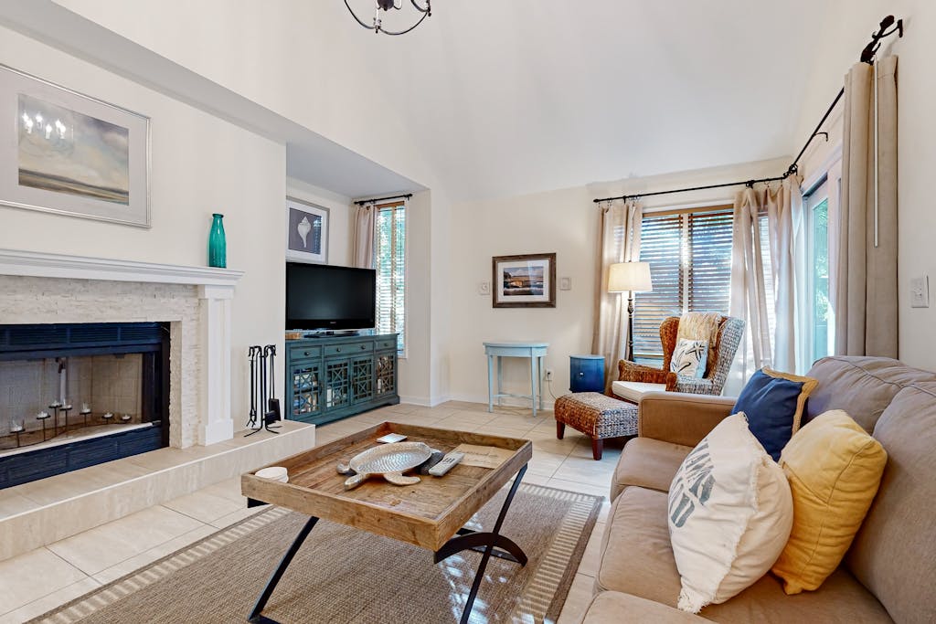 Gorgeous condo w/ shared tennis court & nearby playground