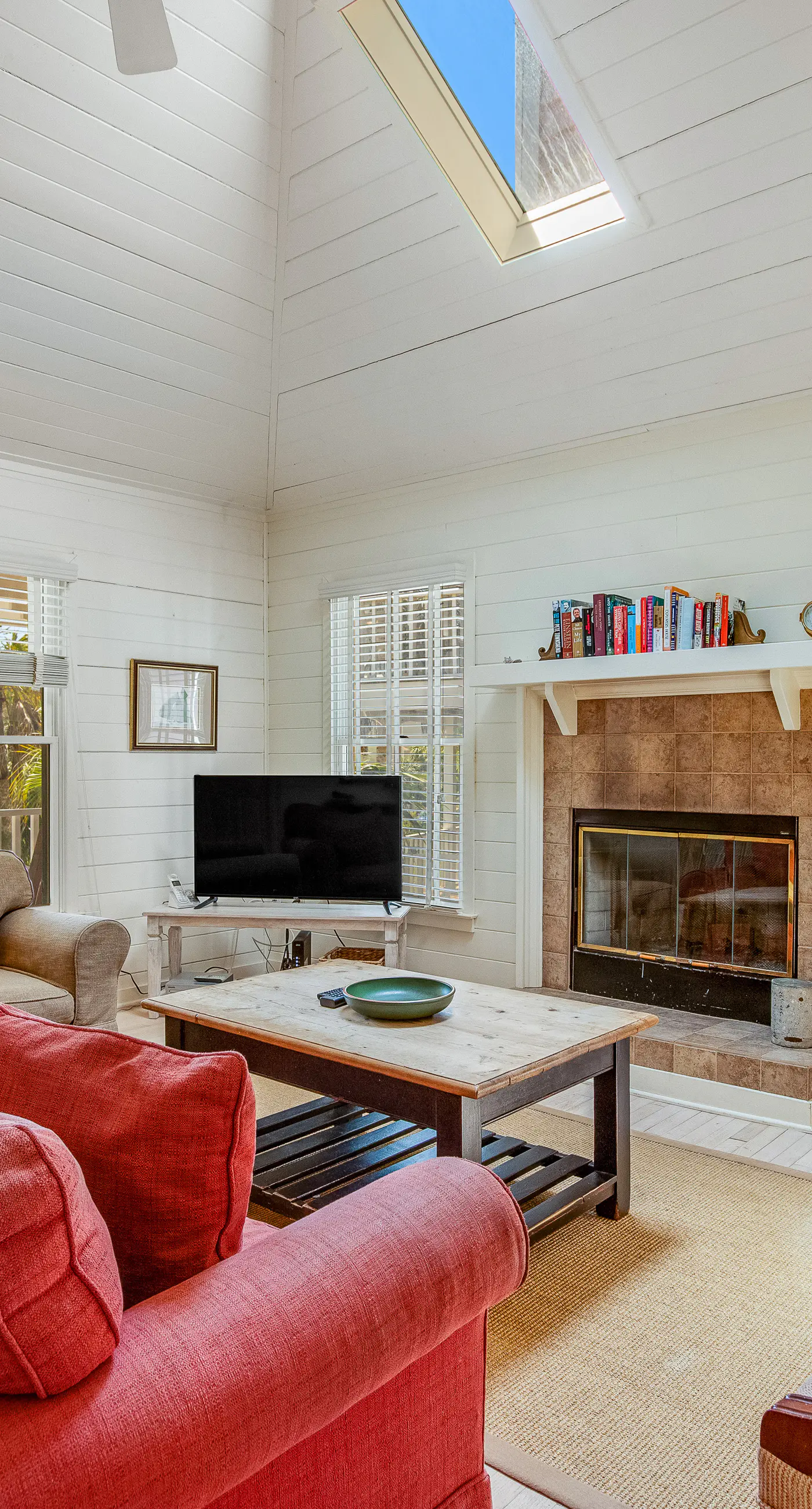 Casual cottage w/screened porch & shared pool - walk to the beach