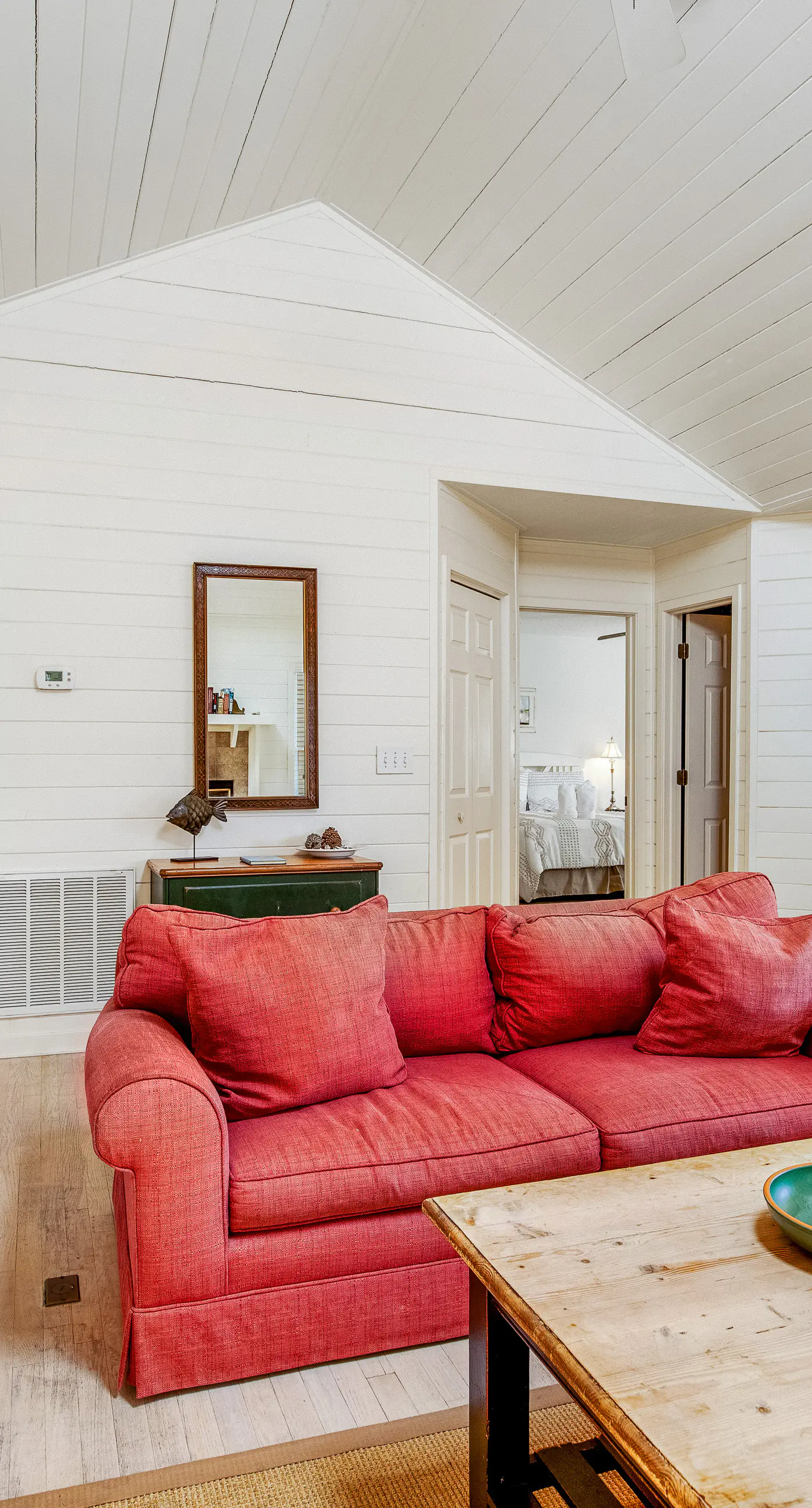 Casual cottage w/screened porch & shared pool - walk to the beach